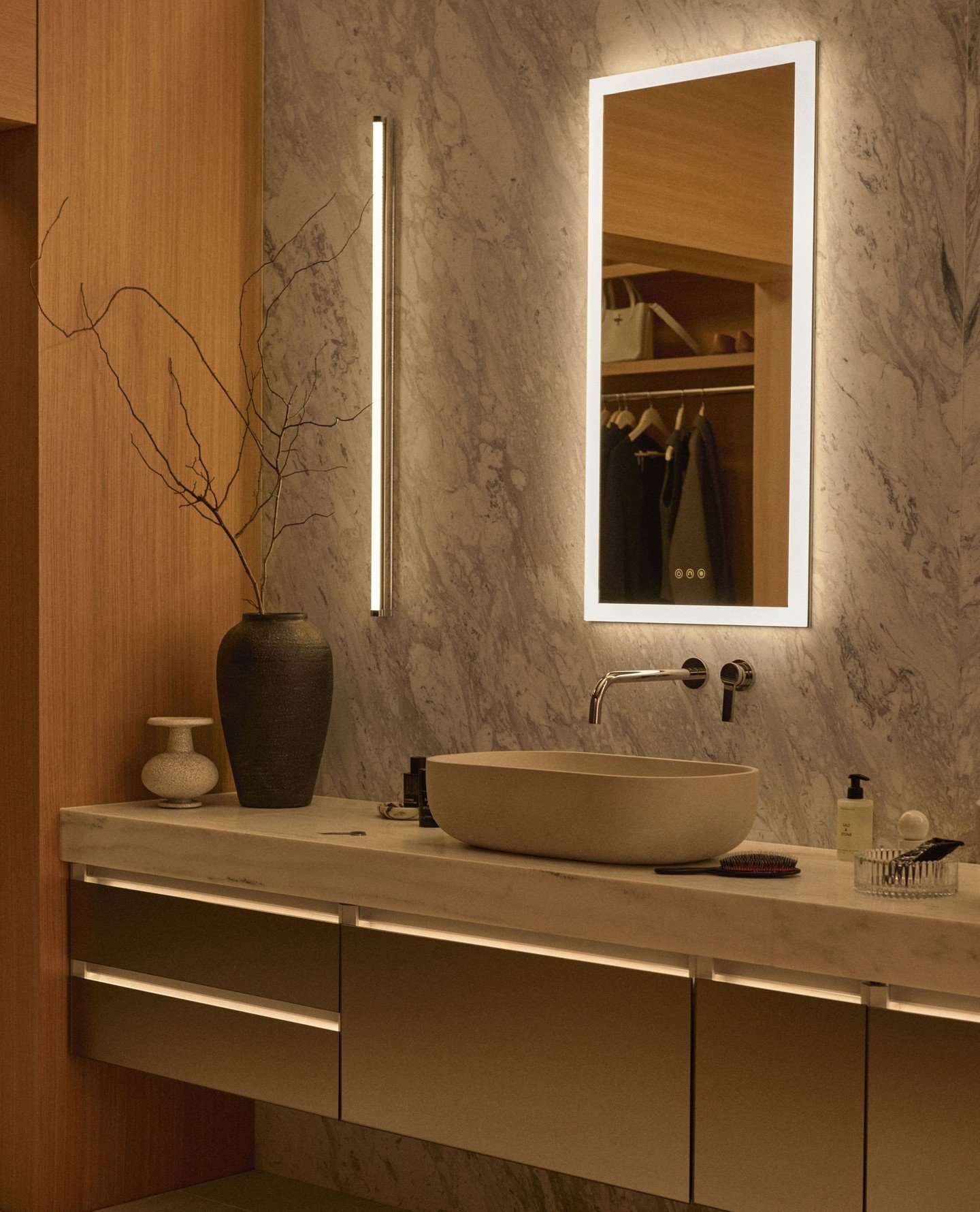 Our Rho basin meets the @robern Cartesian vanity and AiO Reserve Medicine Cabinet, blending ample storage with a sleek, sophisticated design. Soft, neutral tones, textures, and lighting create a bathroom space that dreams are made of. 🤍⁠
⁠
Luxury De