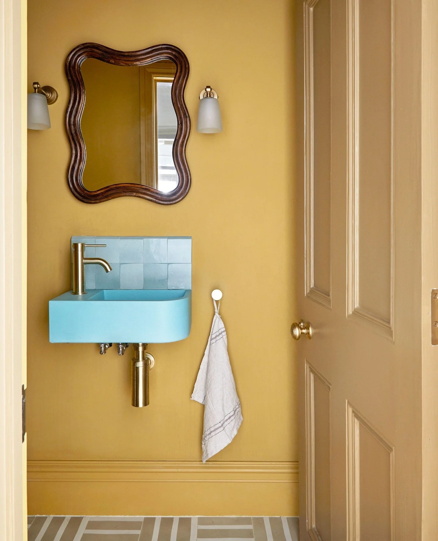 A bold pop of colour for compact corners 💛🩵⁠
Our Juno basin is made for clever layouts and narrow spaces, and here it shines in our vibrant Duck Egg finish, beautifully styled by @victoria_covell_interiors. Perfectly proportioned, perfectly practic
