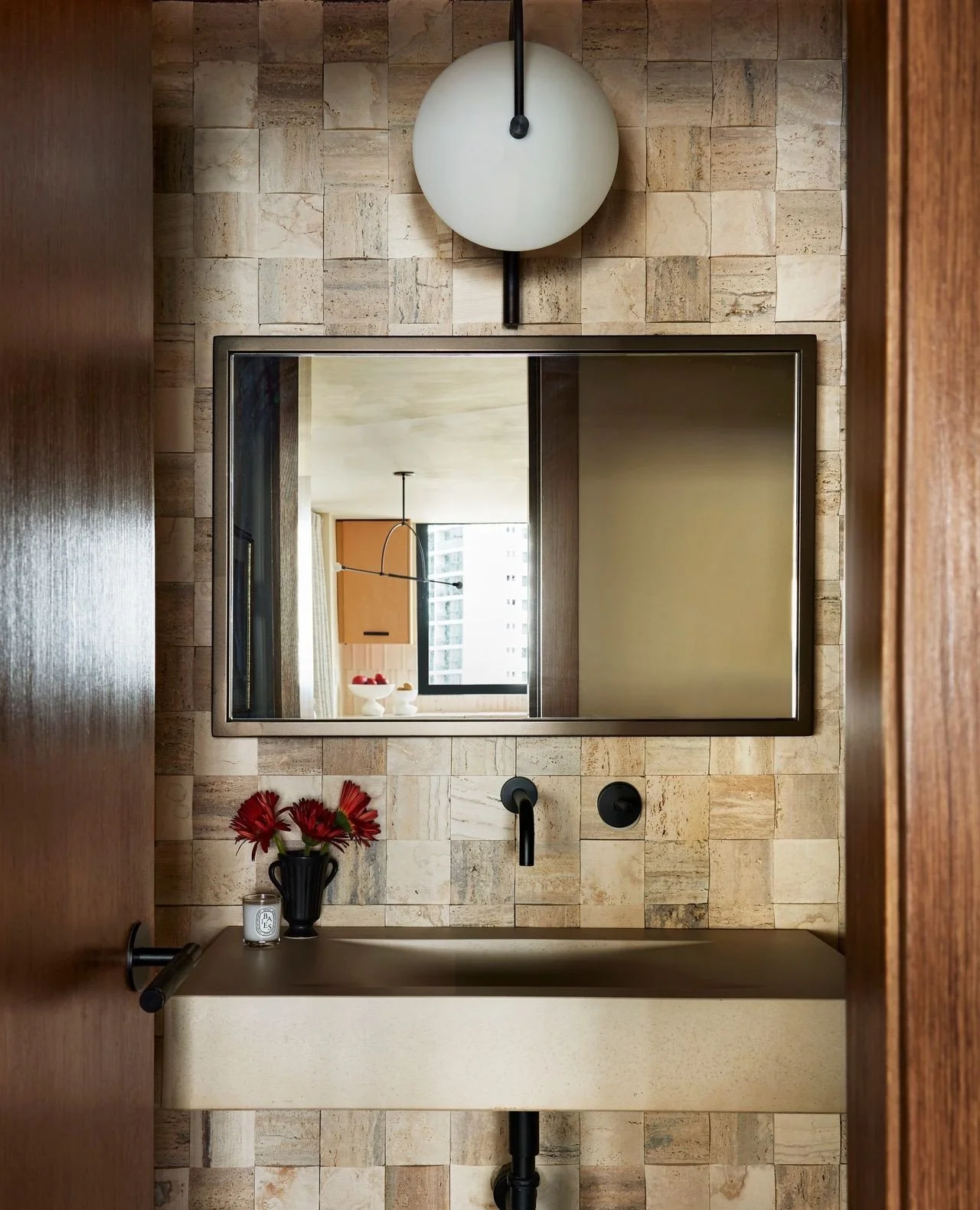 A quiet moment of sculptural simplicity 🌾⁠
⁠
Our Sono basin is defined by the sweeping curvature of its inner bowl and generous vanity surface &mdash; bringing elegance and practicality together in one seamless form.⁠
⁠
Design by @paulcorrieinterior