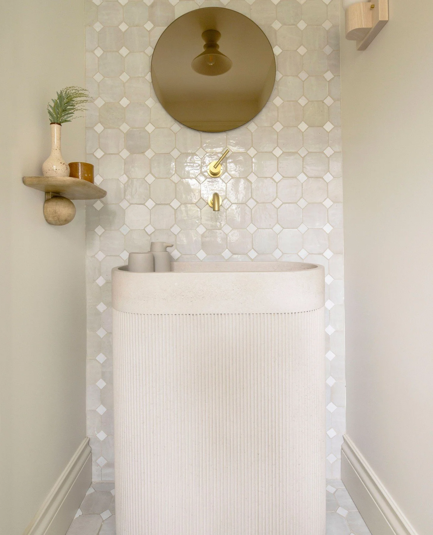 A serene little moment 🌿⁠
⁠
Soft off-whites, dreamy textures and that spa-like calm that makes you want to stay a little longer. Our Aura Pedestal basin sits at the heart of this beautiful space, perfectly styled by @almaworkshop.co - think cosy tow