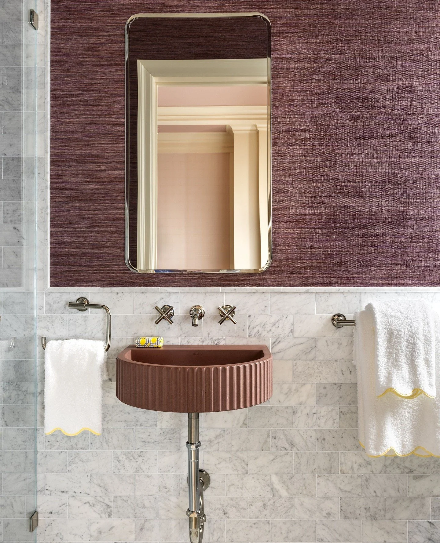 Spa-like drama meets glamorous design ✨⁠
⁠
In this NYC apartment designed by @coreydamenjenkins, our Luna basin in Brick blends seamlessly with the feminine elegance of the space. Its fluted concrete form layers beautifully with the mix of textures C