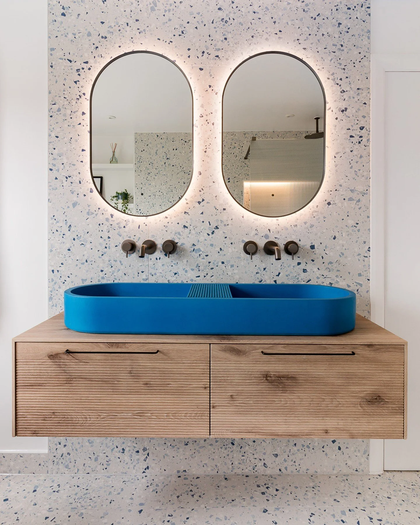 A basin that brings the blues (in the best way possible!) 💙
Our Aura Double basin in Blue adds a playful edge against terrazzo textures and fluted wood, creating a perfect balance of calm and character.
Project by @thebromleybathroomcompany
?