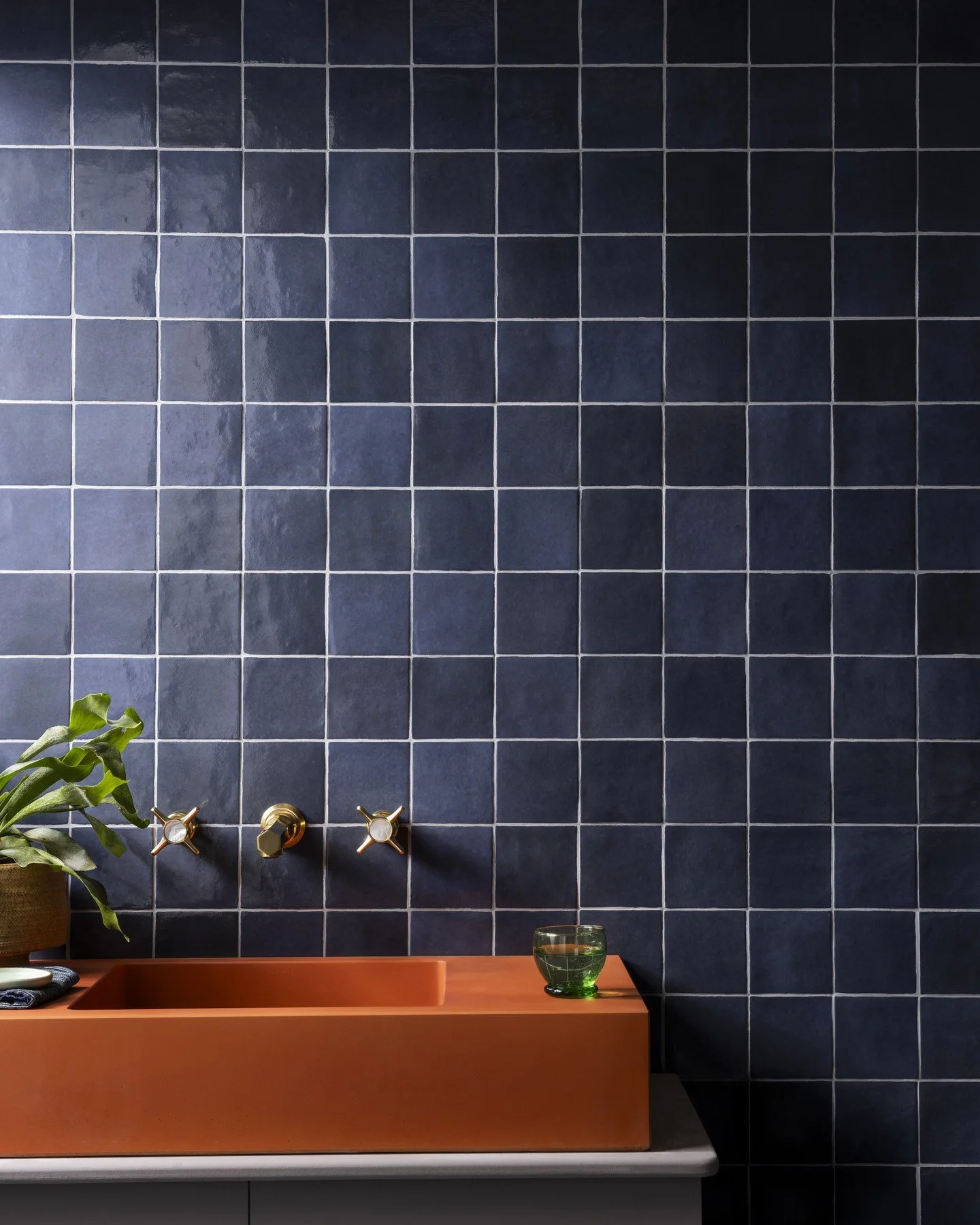 Bold contrasts, quiet warmth 🧡⁠
⁠
Deep blue tiles meet the gentle vibrance of Ember, a pairing that balances mood and warmth. ⁠
Our Pitch sinks adds a subtle glow to this space, bringing depth, calm and quiet character. ⁠
⁠
🏷 Client: @mandarinstone