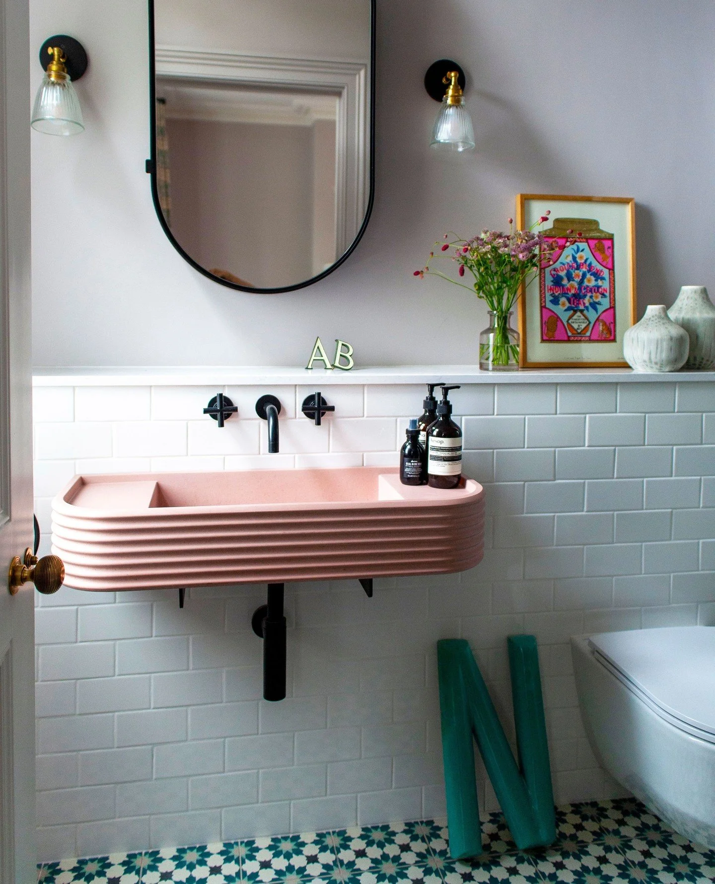 A joyful reinvention of a London terrace 🏡✨⁠
⁠
This Edwardian terraced home in London has been thoughtfully reimagined by @hapticityarchitects to suit modern family life. A basement excavation allowed the footprint to expand, while a vibrant interio