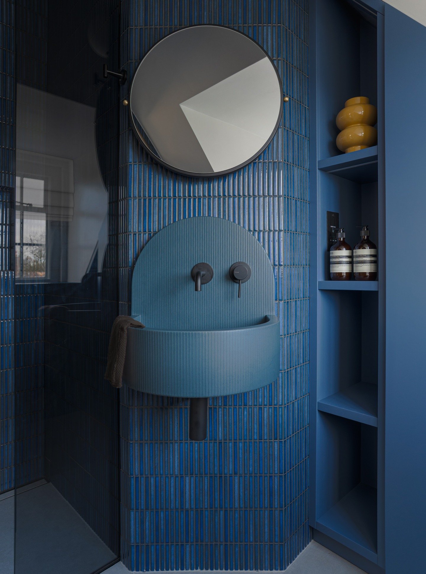 🔵 Bold in Blue 🔵

In this beautifully moody space by @axent_studio, our Elma basin becomes part of the architecture itself. Framed by glossy vertical tiles, softened by warm lighting and grounded with dark brass fittings, the palette feels deeply i
