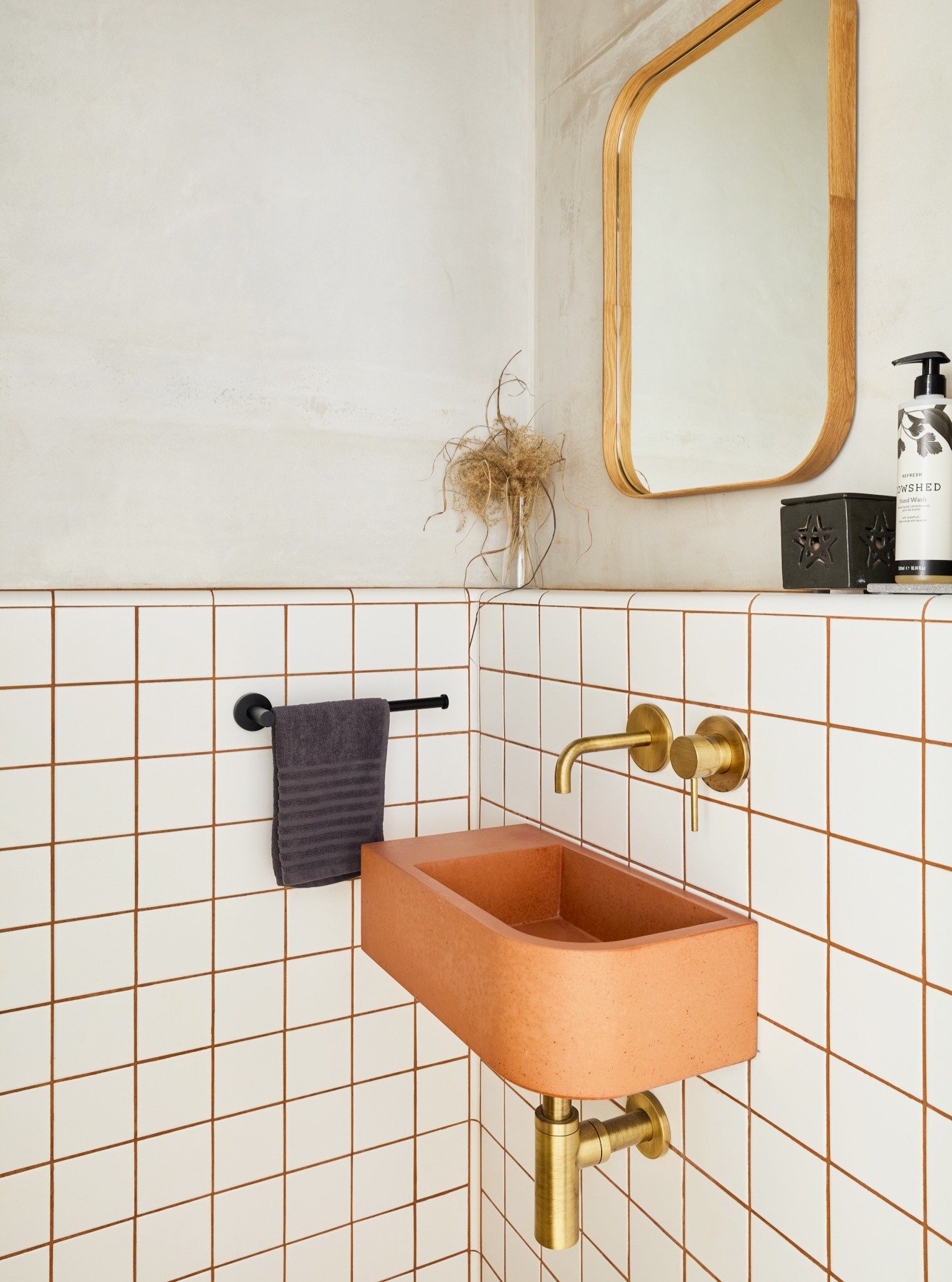 A hint of spring 🌷

As the light begins to soften and the days stretch a little longer, this ground floor toilet in Dulwich Village designed by @lmkstudio.london welcomes the new season with warmth. Our Juno basin becomes a quiet focal point, introd