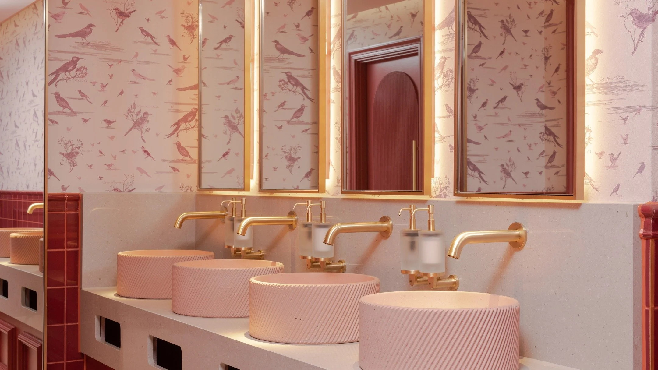 A one of a kind experience in the heart of London 🫧

Part of the Curio Collection by Hilton, Lost Property St Paul&rsquo;s is a boutique hotel designed to reflect the character and culture of its iconic location. Interior designers @icastudio_ have 