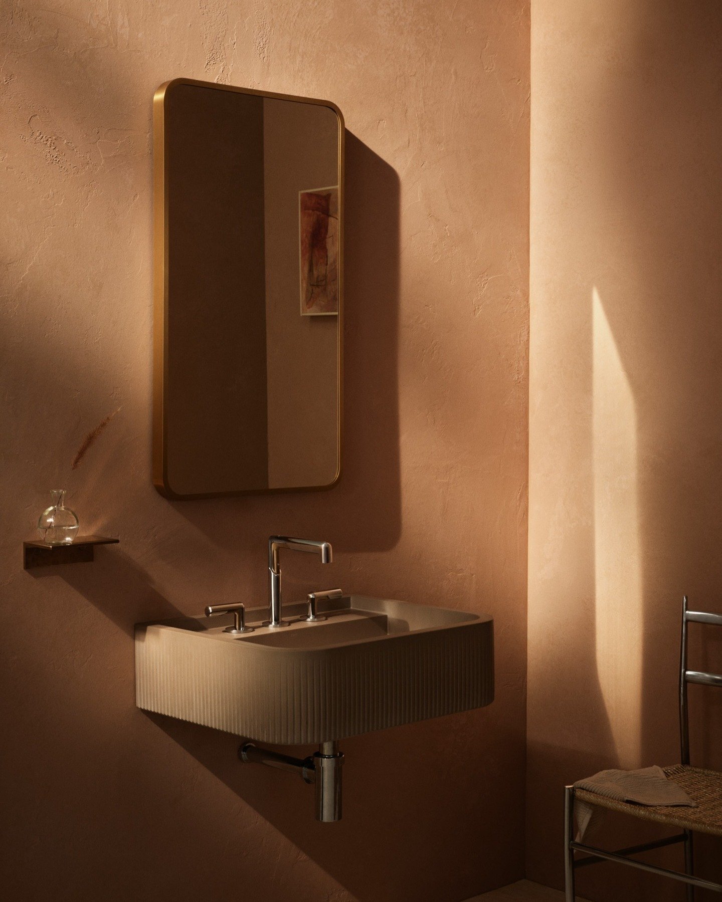 Texture that invites touch ✨

Our Rue basin is a study in texture and proportion, its ribbed exterior wrapping around a deep bowl and integrated vanity surface to create a design that is both practical and quietly sculptural.

Captured here with bras