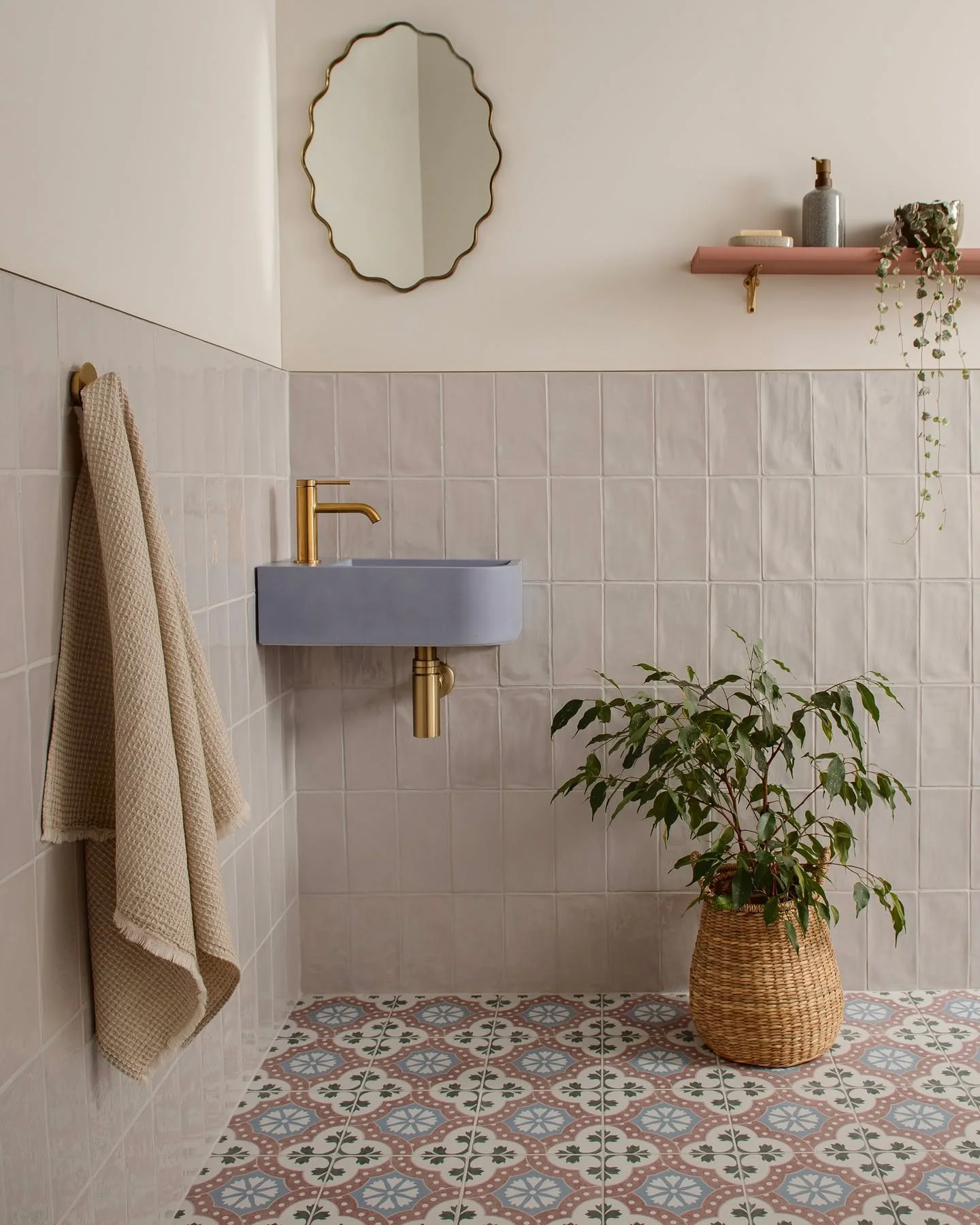 A quiet statement in a layered space 🫧

In this beautiful project, in collaboration with @clayandrock, our Juno basin in Heather finds its place within a rich, expressive scheme. The Nerina Blush floor tiles introduce a heritage-inspired trellis pat