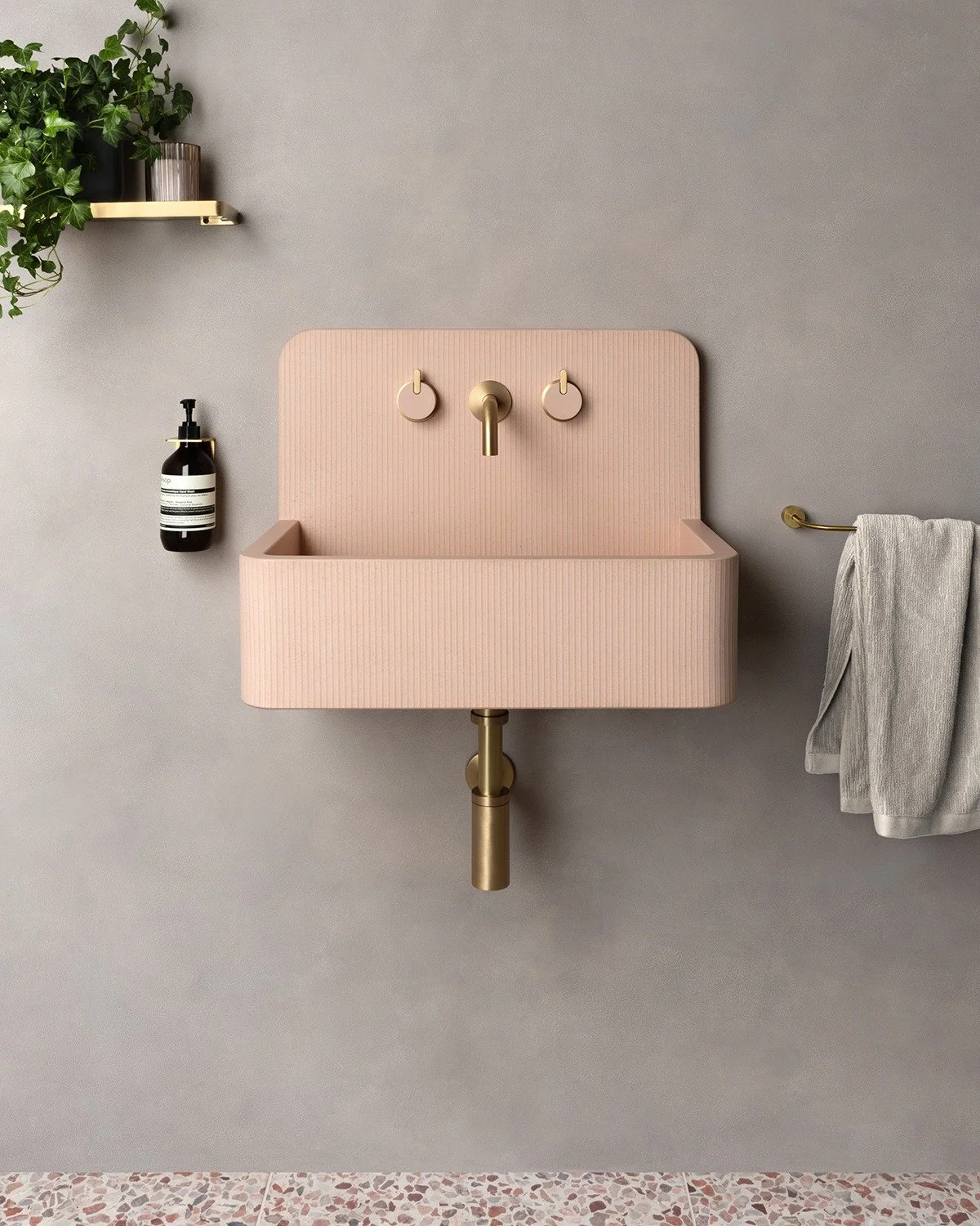 A fresh start, shaped in concrete ✨

Back from the Easter break, welcoming a new season of calm, considered spaces.

Elm, one of our best selling basins, offers a contemporary take on the traditional bucket sink. Defined by its soft geometry and dist