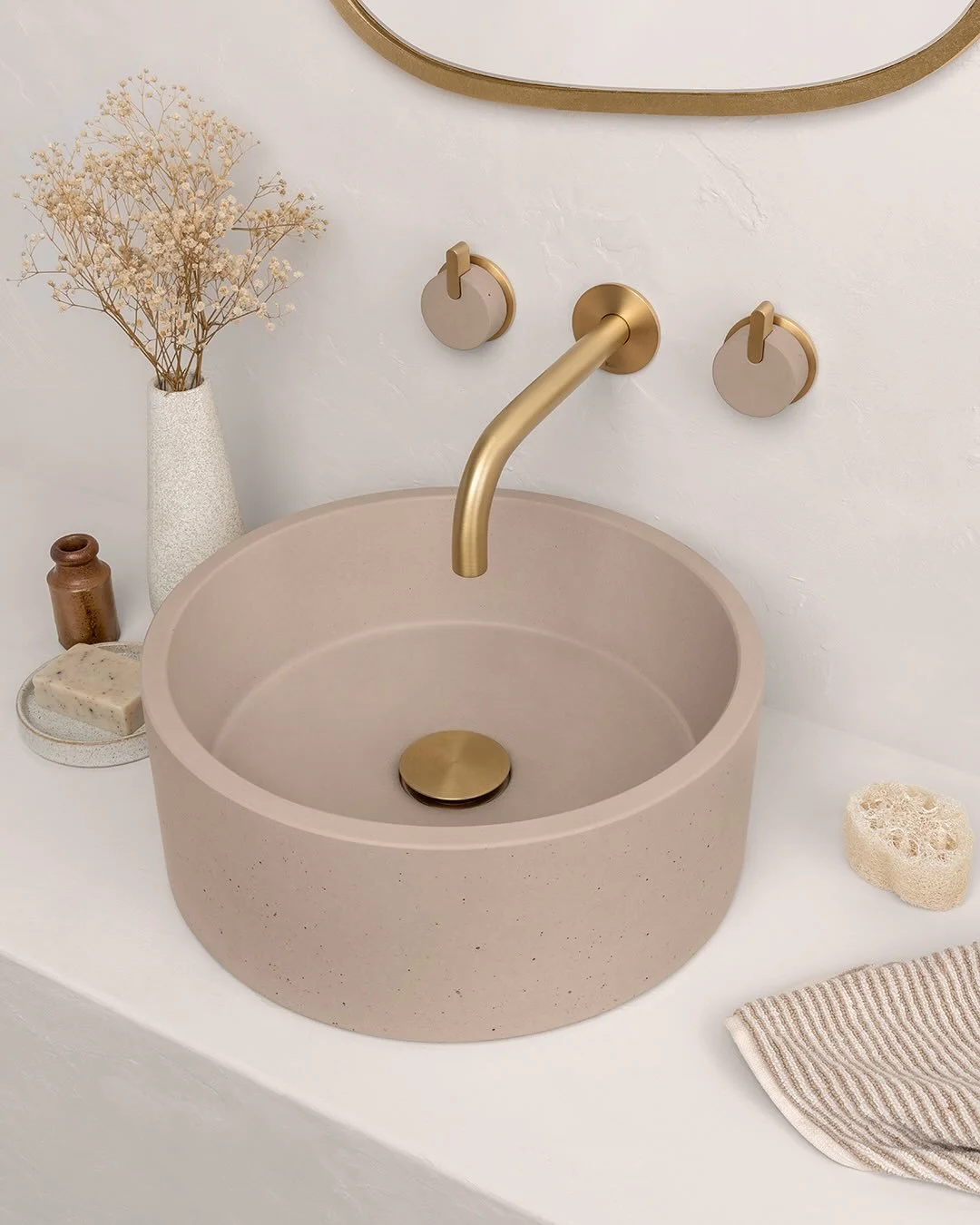 Simple forms, quiet rituals 🫧

A space to slow down, where soft tones and gentle textures create a sense of calm. Oska&rsquo;s clean, circular silhouette feels timeless and considered, bringing an effortless elegance to everyday moments.

Versatile 