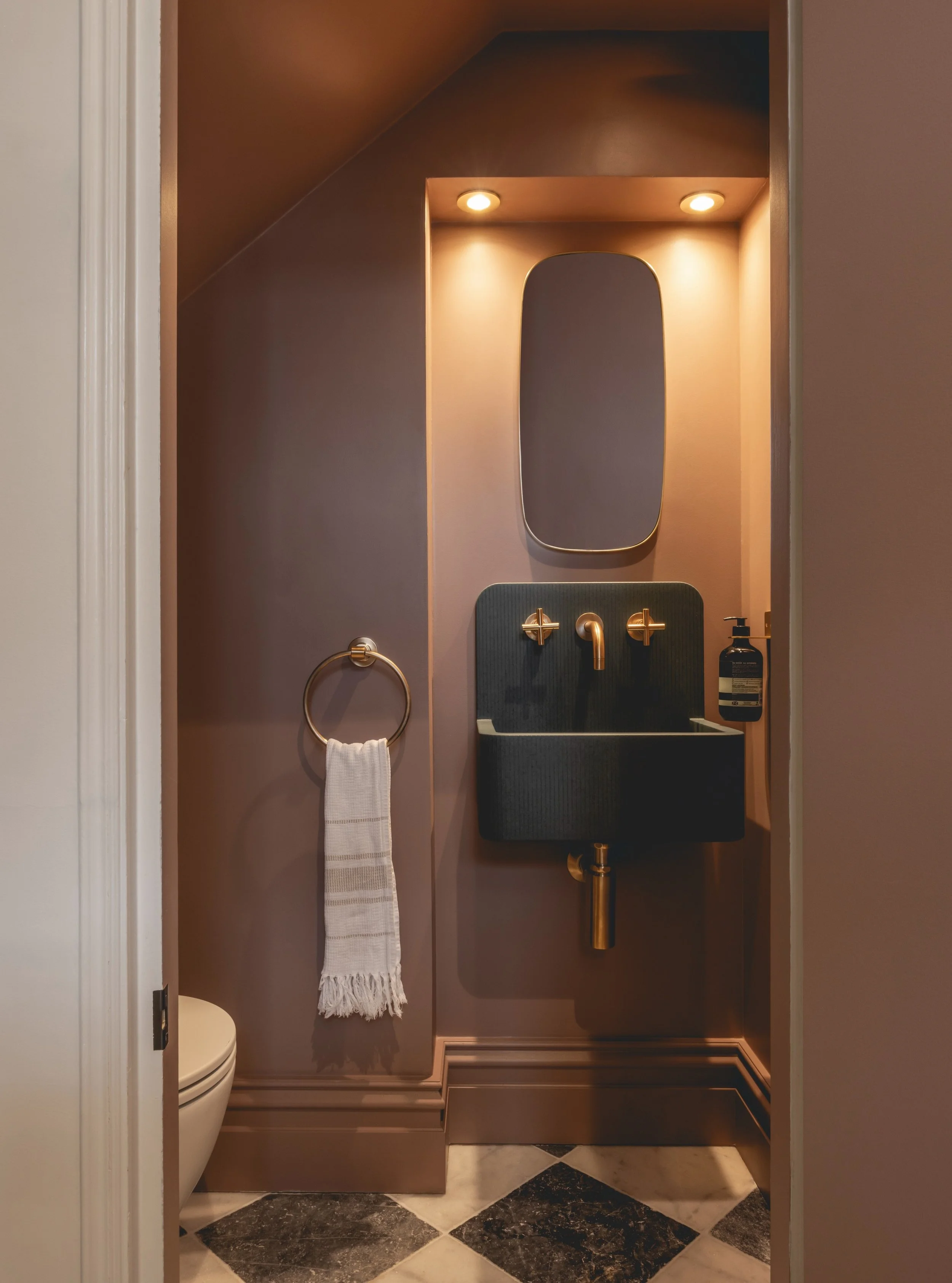 Less space, more atmosphere 🖤

Rich, tonal and quietly dramatic, this compact powder room by @amandaholtinteriors proves that smaller spaces can still make a lasting impact. 

Deep earthy tones, warm brass details, graphic marble flooring and our El