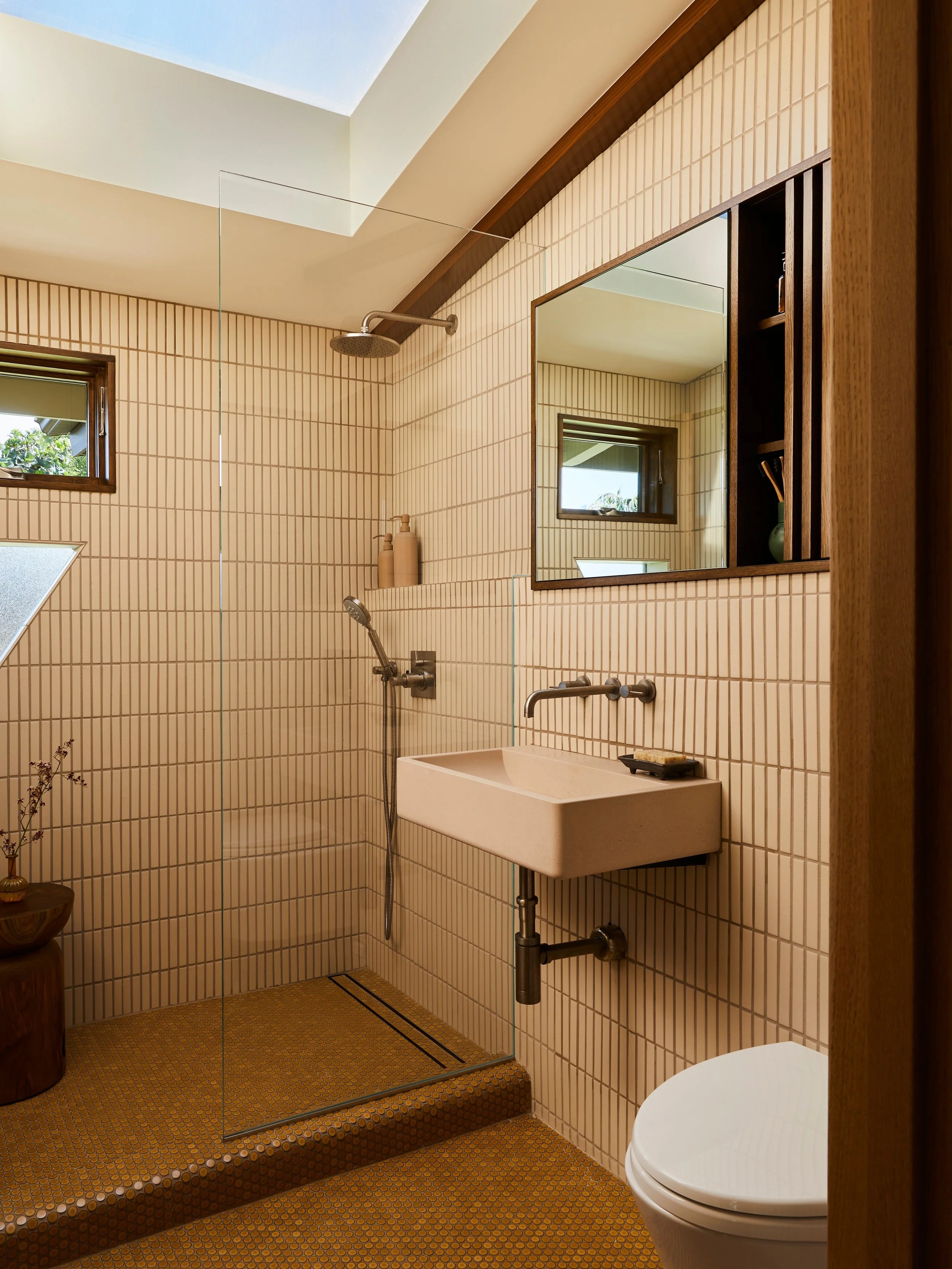 Geometry softened by light ✨

Warm timber tones, rhythmic tiles and soft natural light come together in this beautiful space by @linettedaidesign. Designed with a sense of calm simplicity, the bathroom balances function and atmosphere in equal measur