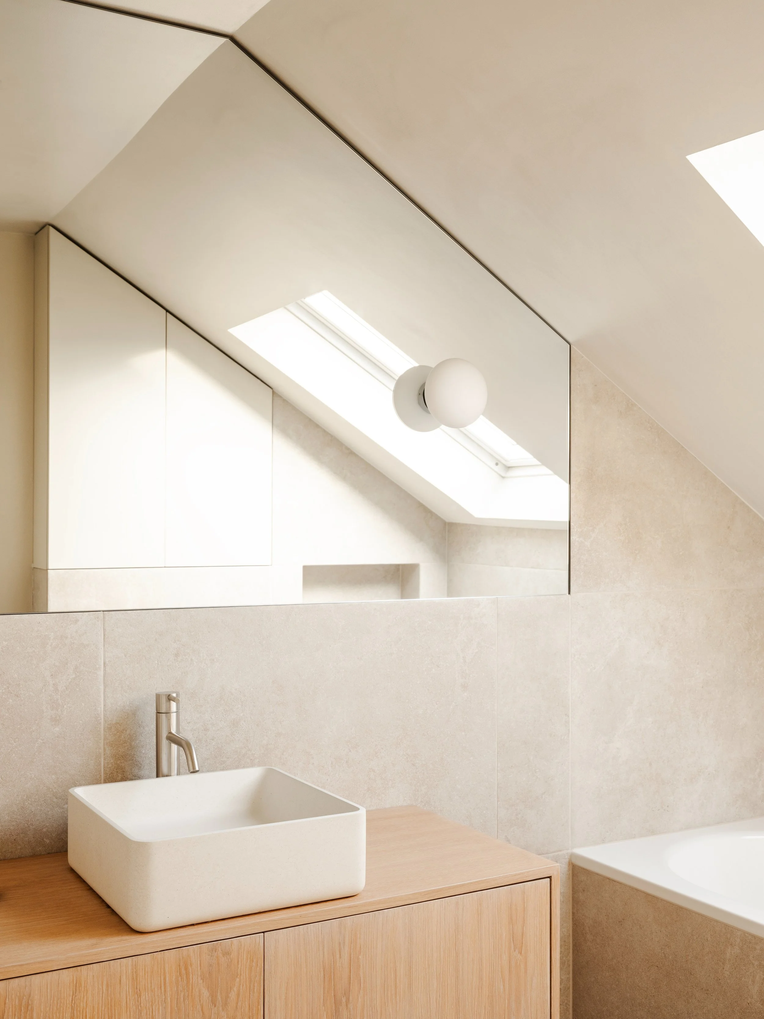 A calm retreat shaped by natural textures and soft light 🤍

This beautiful bathroom project by @takstudio.co.uk at Alexandra Park House feels both grounding and restorative. A space designed to slow the pace and invite moments of calm. 

Our Arla ba