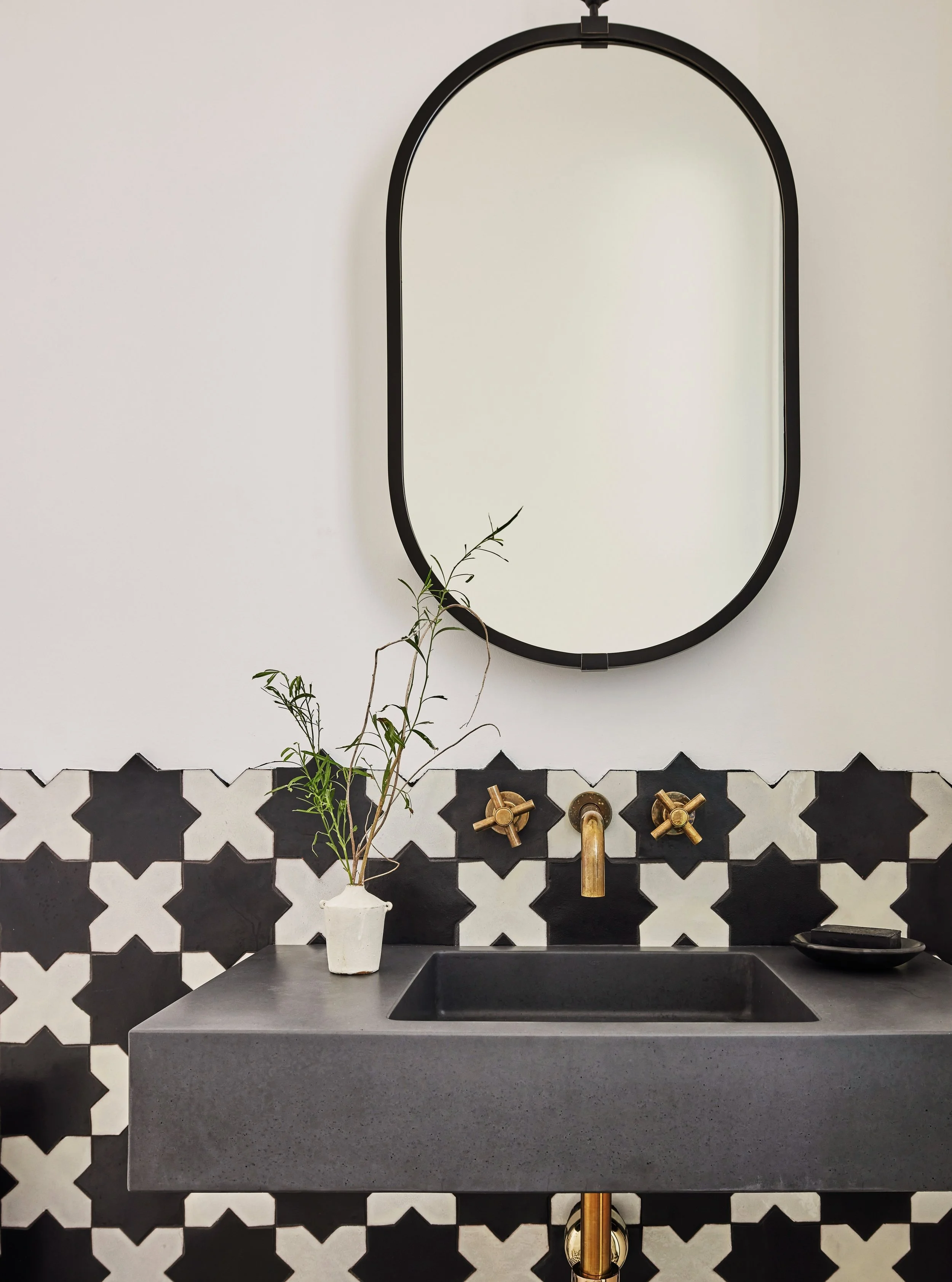 Where bold geometry meets slow summer living 💛

Bold monochrome tiles meet warm brass details, soft natural light and our Pitch basin in this beautiful project by Interior Designer @kristenekeland for a pool-side powder room in Austin, Texas.

Graph