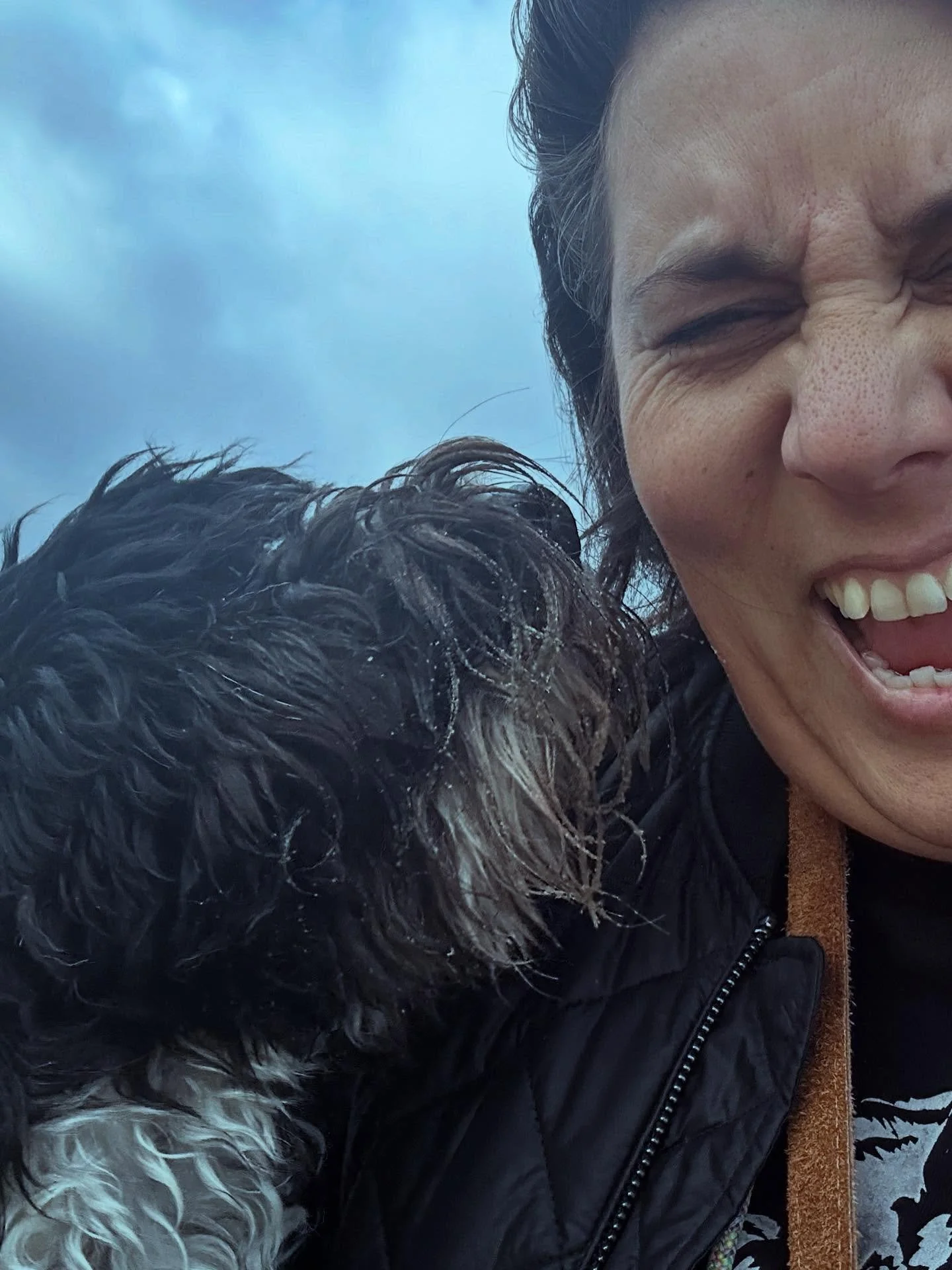 Niet veel te zeggen vandaag. 
Gelukkig zegt een foto meer dan 1000 woorden 😉

Een selfie geprobeerd met mijn liefste Molly&hellip; maar zij had duidelijk andere plannen 🐶🌊 Eindigde met een natte, zandrige neus in m&rsquo;n oor. Maar h&eacute;, het