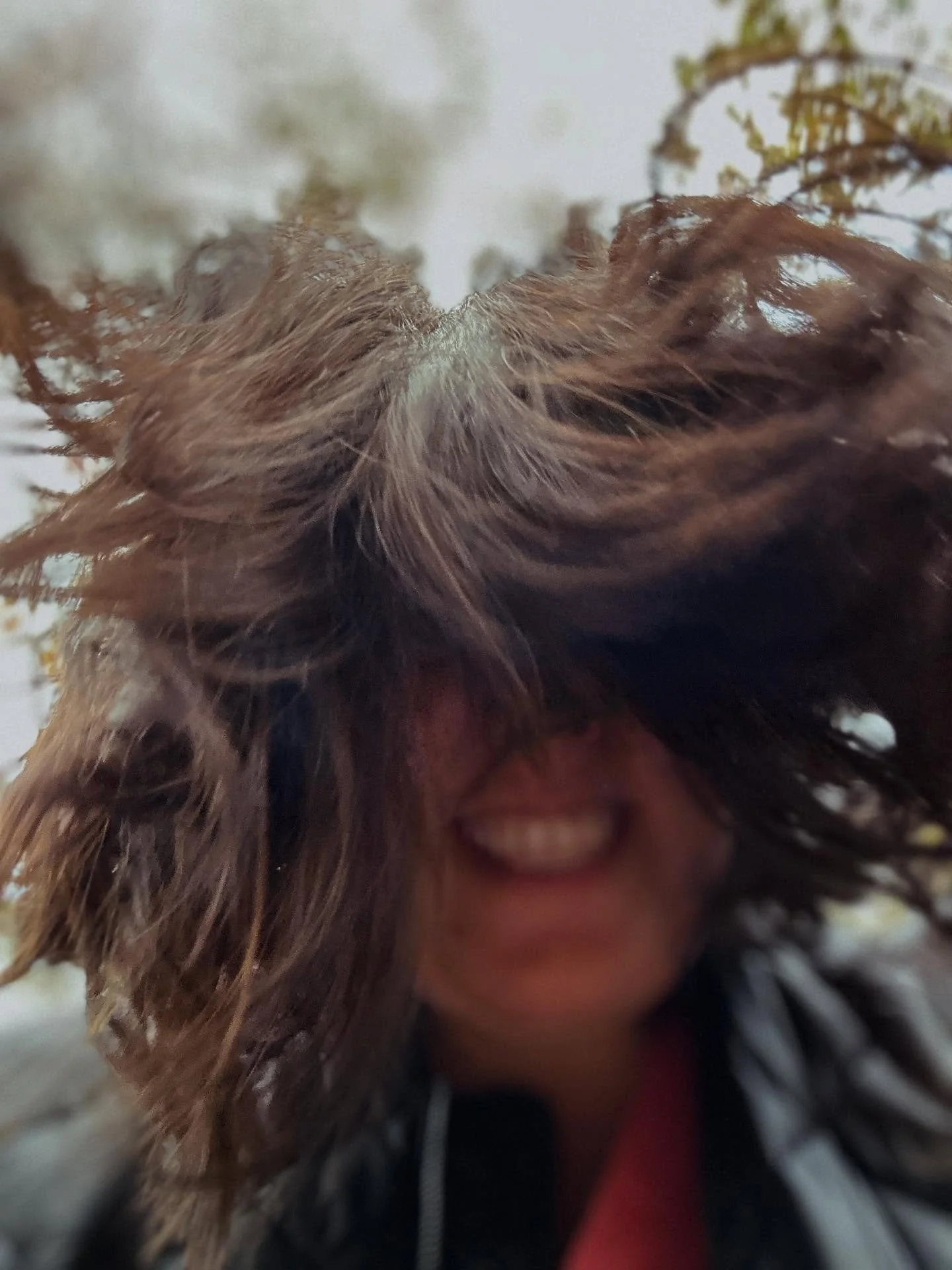 Zichtbaar zijn, ook als je liever verdwijnt.

Pfff&hellip; vandaag wilde ik me gewoon verstoppen.
Echt. Geen selfie. Geen challenge. Gewoon nee bedankt. 

Ik probeerde nog iets leuks &mdash; achter een boom, van boven (alsof dat helpt 🙈) &mdash; maa