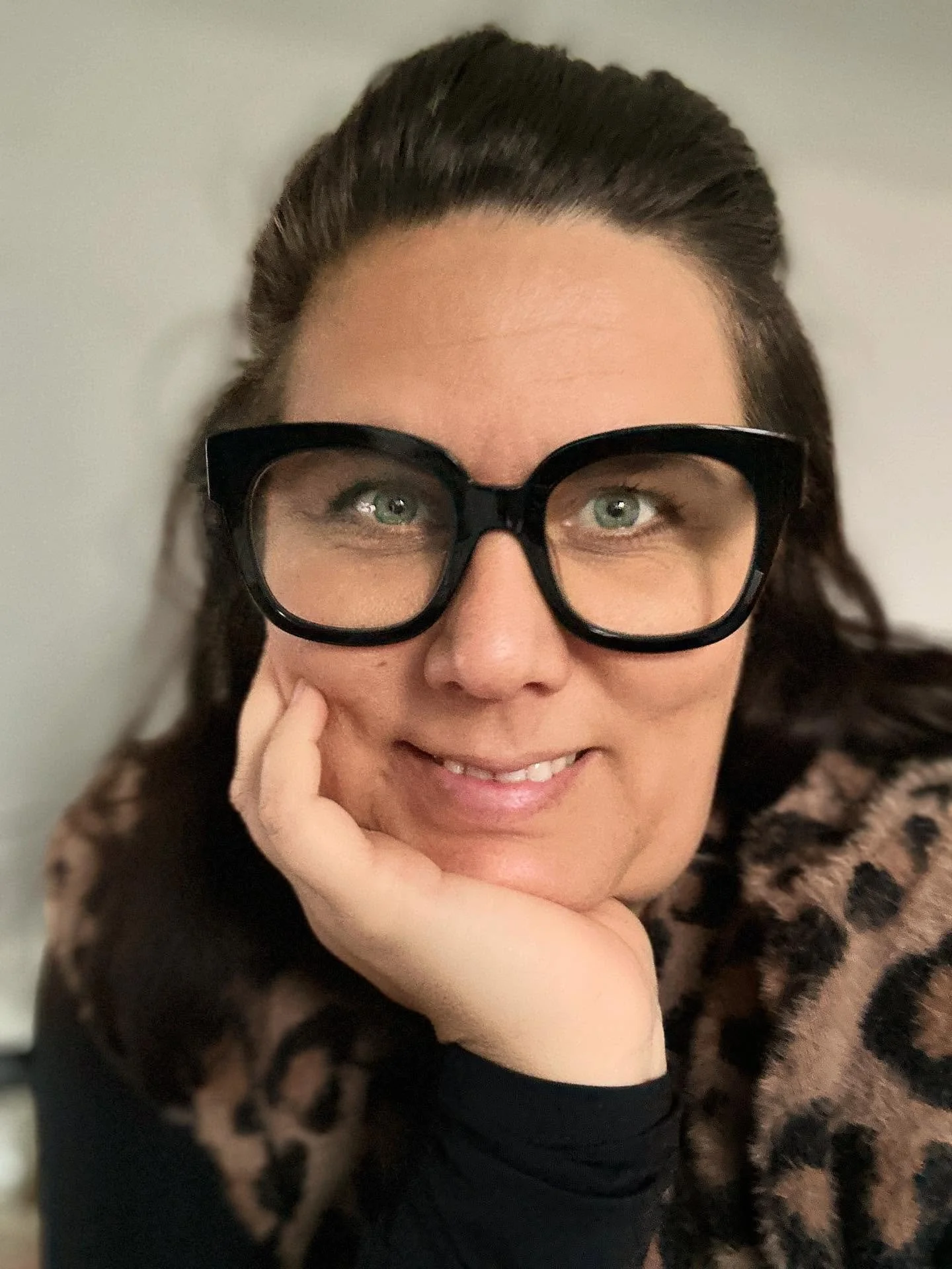 Elke dag een selfie plaatsen
klinkt simpel,
totdat je weerstand ontmoet. 

De dag dat het koud is.
De dag dat je cyclus start.
De dag dat je gewoon geen zin hebt.

En t&oacute;ch doe ik het.
Niet perfect.
Niet glam.
Gewoon: doen.

Een paar selfies, n