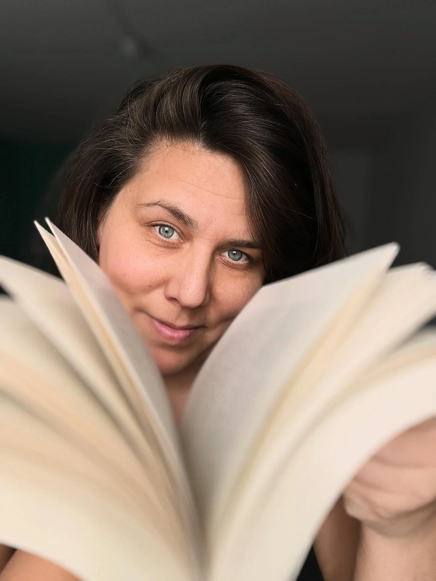 Vandaag even online voor de daily selfie
en dan duik ik z&oacute; weer mijn boek in.

Ik lees nu The Wind Weaver &ndash; Verleid door de storm van Julie Johnson en ohhh&hellip; it&rsquo;s a good one.
Heerlijk om weg te dromen in het verhaal.

Wat lee