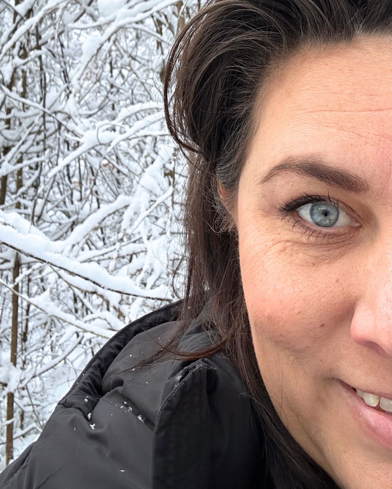 Er is een moment.
Net v&oacute;&oacute;r je een foto van jezelf maakt.

Een halve seconde misschien.
Waarin je lijf al iets weet
voordat je hoofd er woorden van maakt.

Je schouders spannen zich.
Je adem gaat hoger zitten.
Je blik wordt kritischer.

