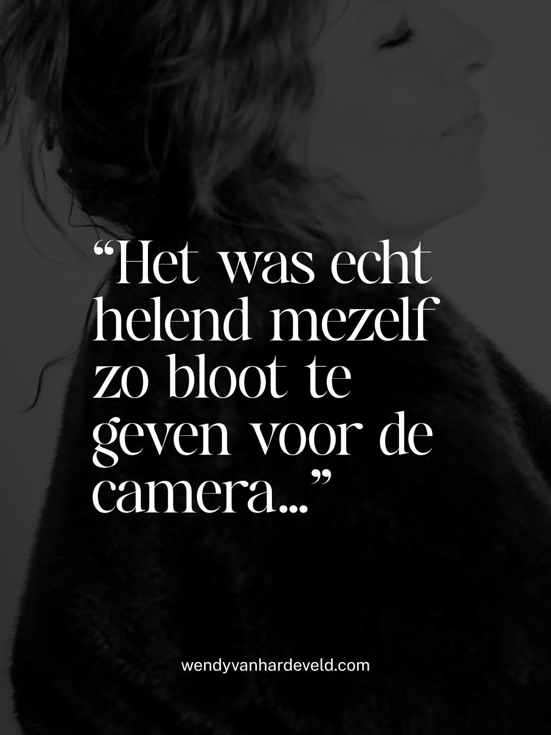 Een fotoshoot met mij gaat niet alleen over mooie foto&rsquo;s.

Het gaat over durven verschijnen.
Zonder masker.
Zonder rol.

Just you, me &amp; the camera.

En op het moment dat je je lichaam weer laat leiden,
wordt de camera geen oordeel
maar een 