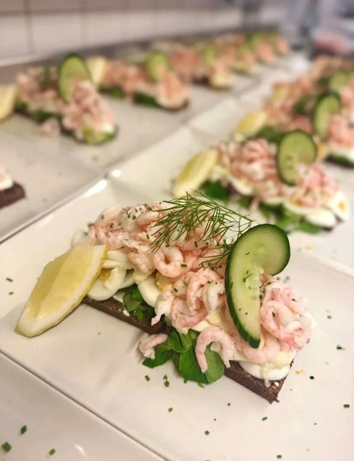 Klassisk räkmacka med handskalade räkor, ägg, gurka, citron, färsk dill och majonnäs
