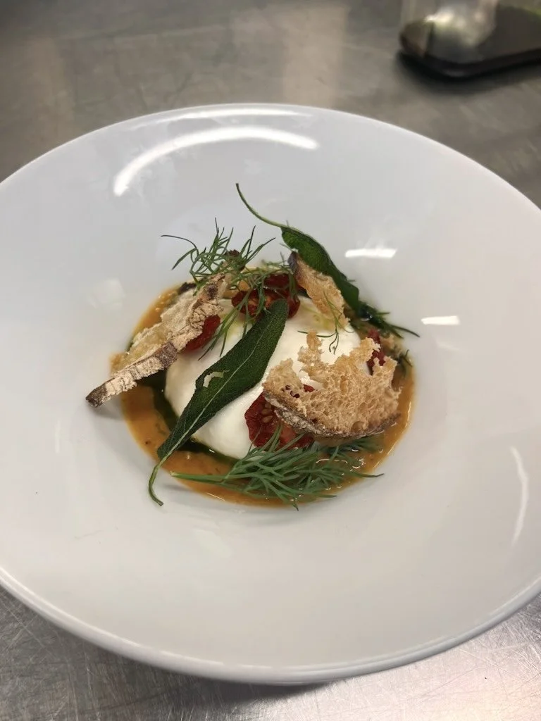 Burrata med brynt smör, salvia, dill och semitorkade tomater för fest och catering i Stockholm
