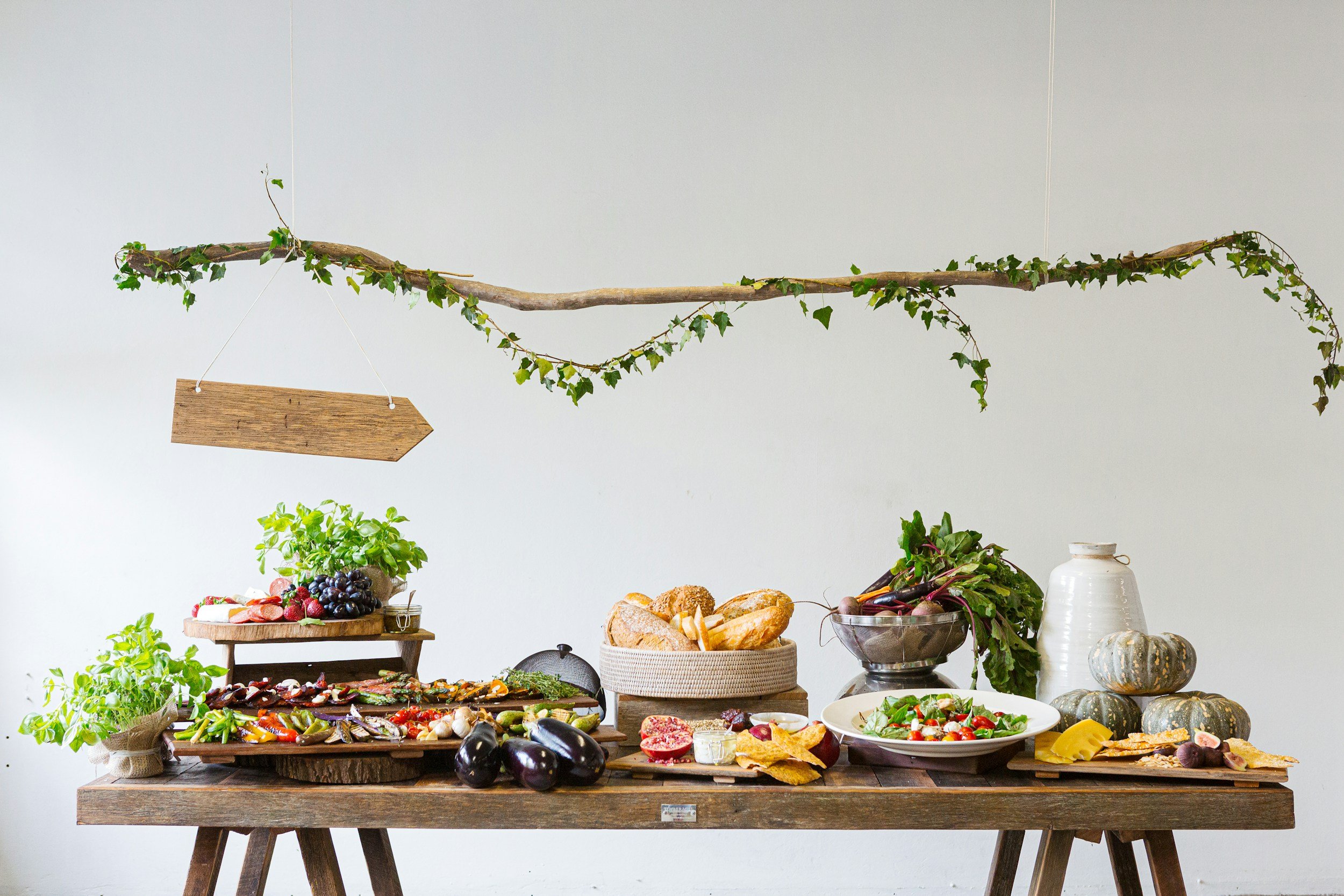 Inbjudande cateringbuffé med färska grönsaker, frukt, bröd och sallader i Stockholm