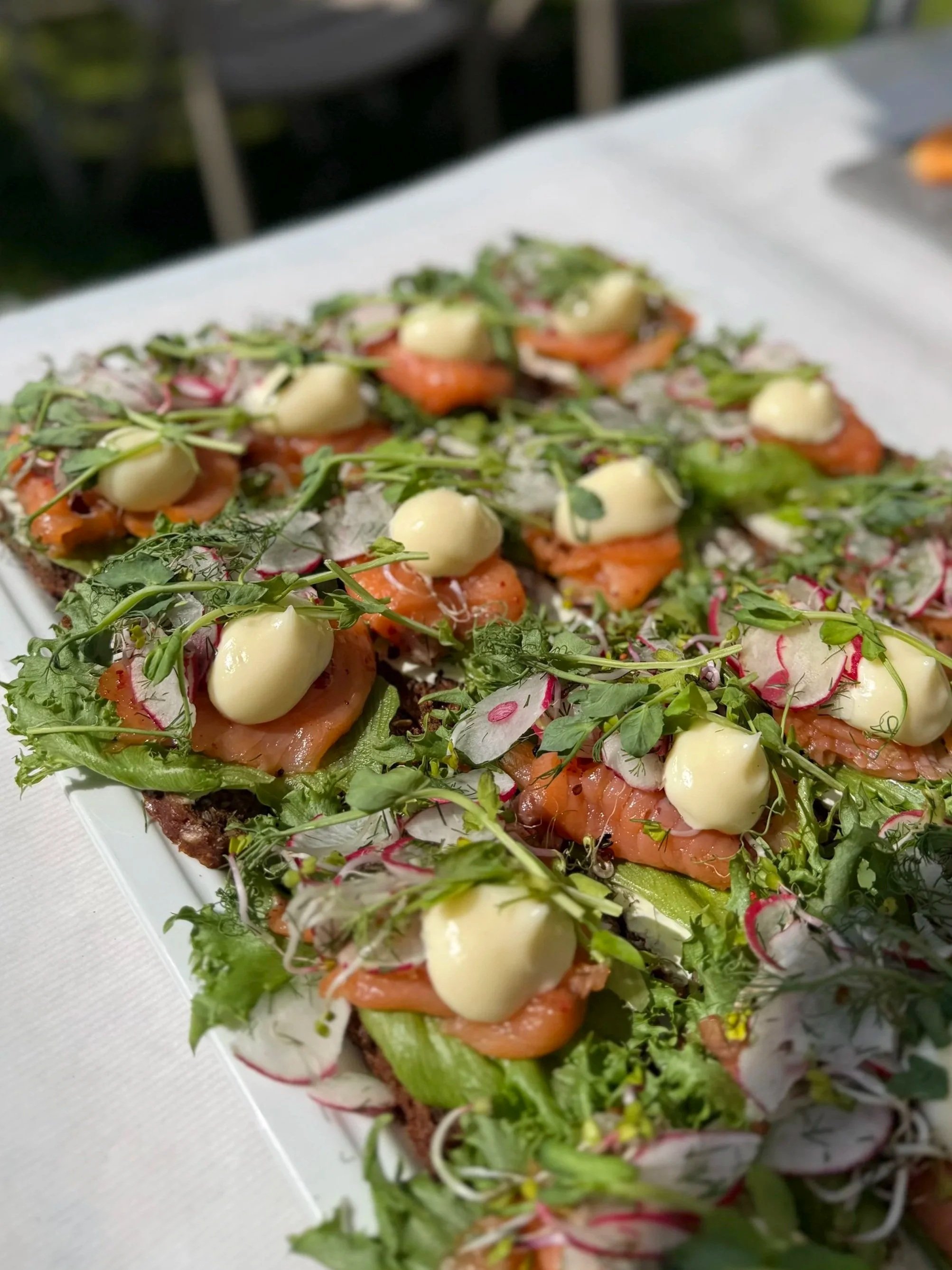 Smörrebröd med kallrökt lax, majonnäs, rädisa, sallad och rågbröd