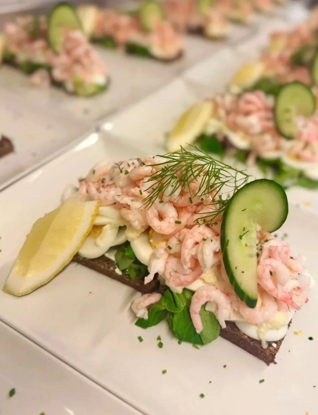 Klassisk räkmacka på rågbröd med ägg, citron, gurka, dill och gräslök för lunch och catering i Stockholm