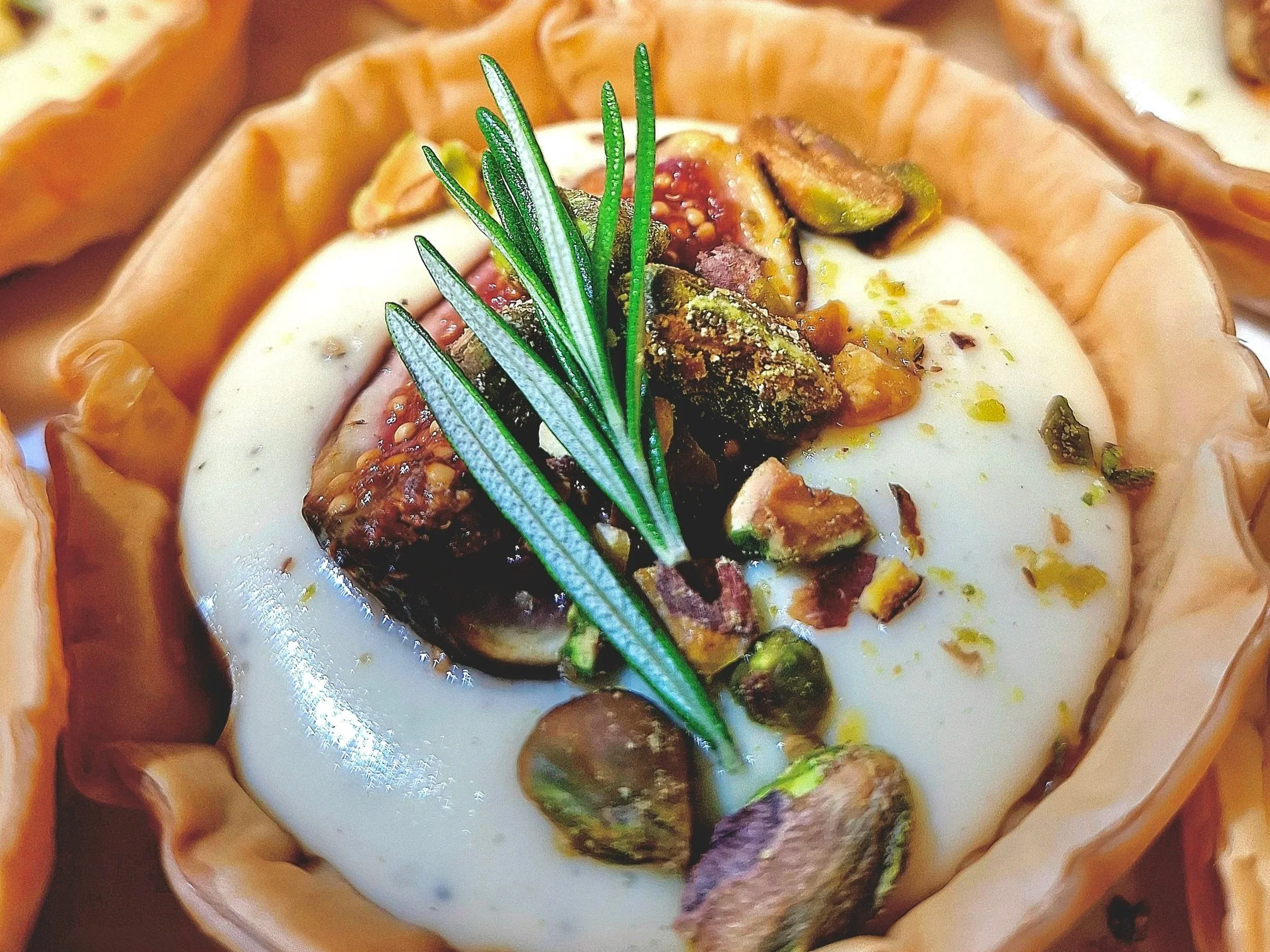 Elegant snitt med fikon, pistage, rosmarin och ostkräm till fest och catering i Stockholm