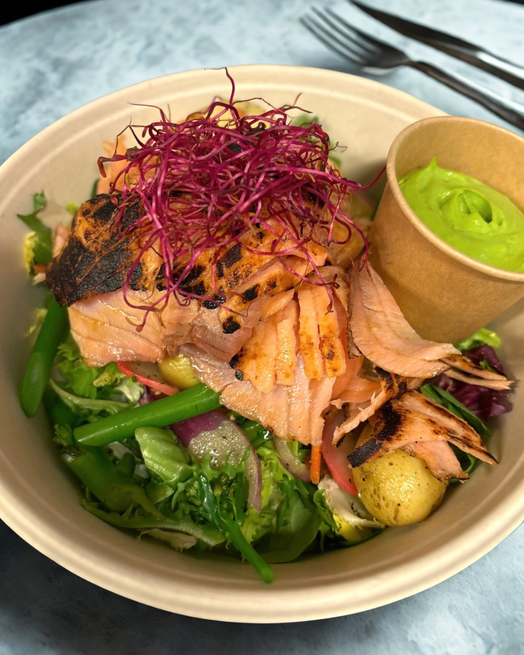 Somrig laxsallad med färskpotatis och primörer för lunch och catering i Stockholm