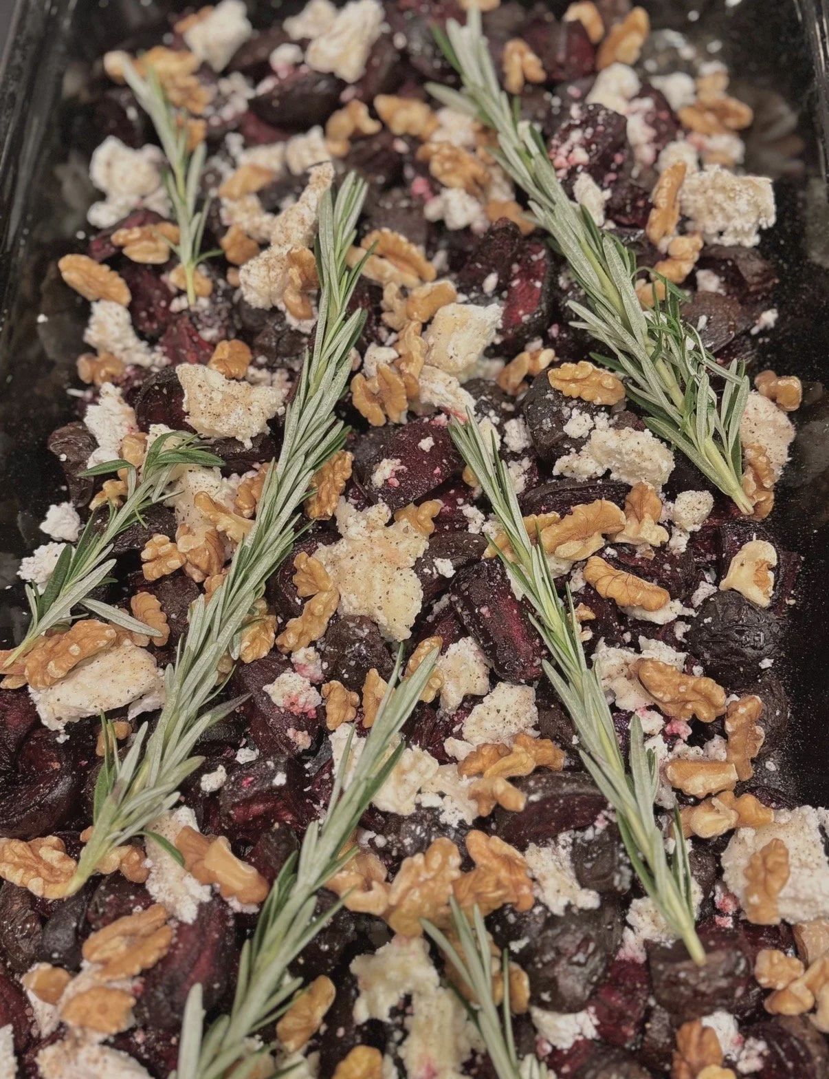 Bakad rödbeta med getost och valnötter för buffé och catering i Stockholm