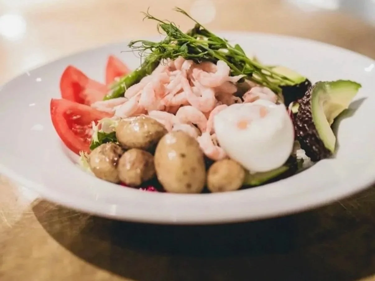 Matig räksallad med grönsaker – dagens lunch från catering i Stockholm