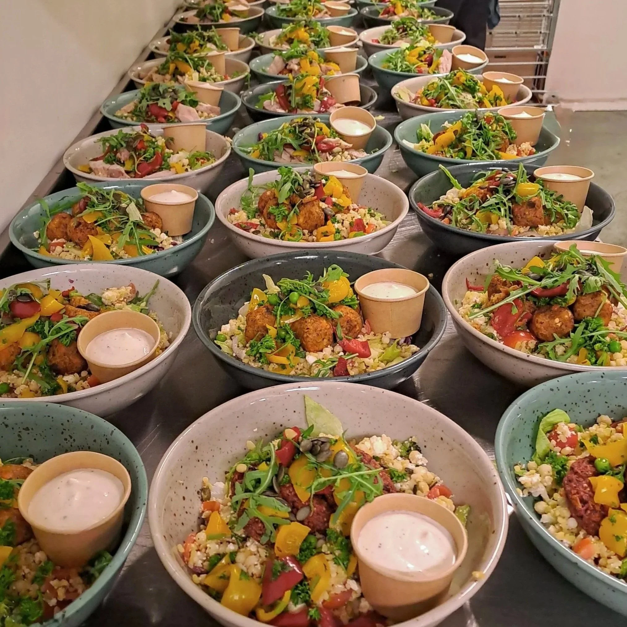 Matig couscoussallad med lime, paprika, ruccola och yoghurtsås för lunch och catering i Stockholm