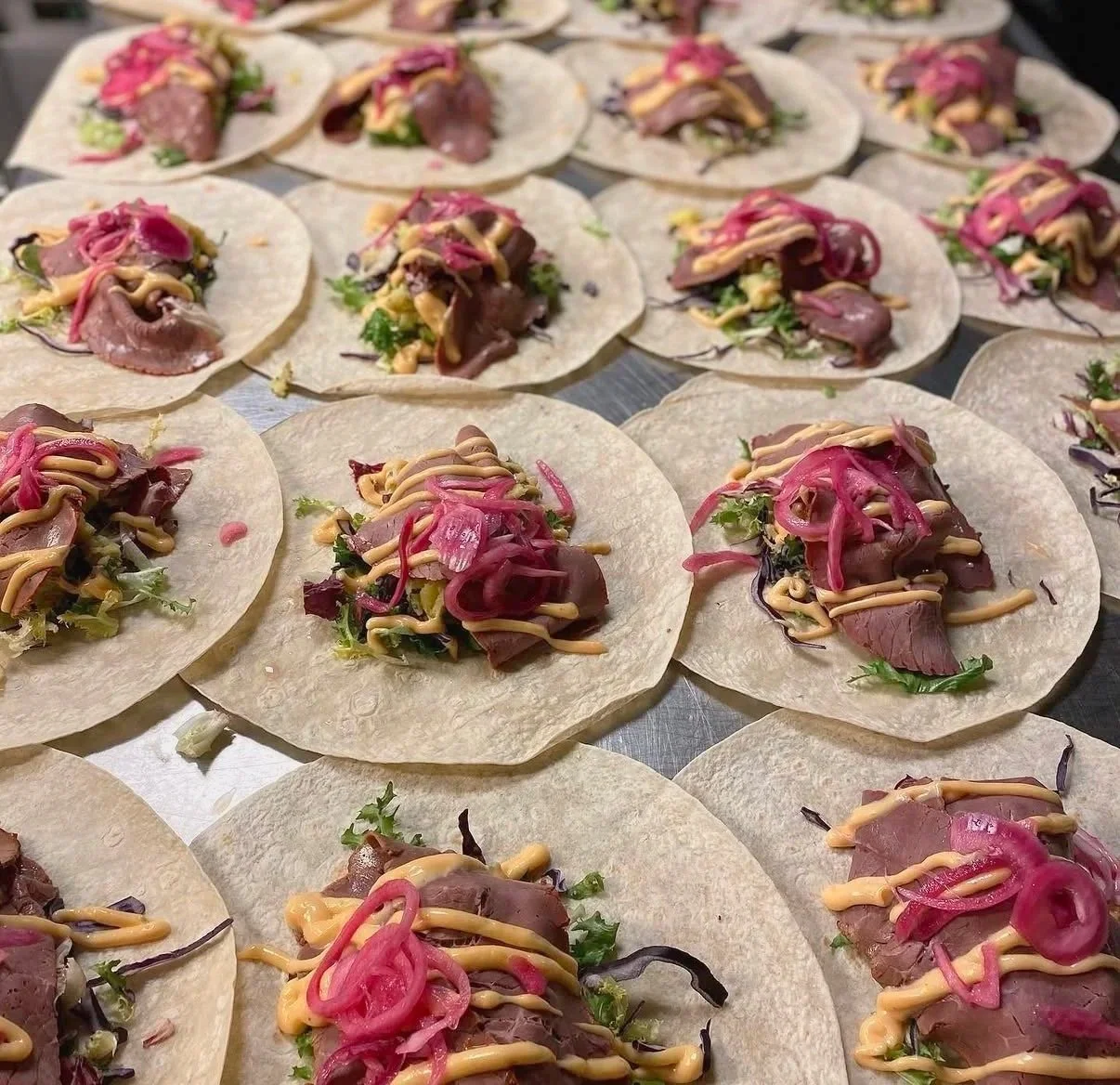 Matiga wraps med rostbiff och picklad rödlök för lunch och catering i Stockholm
