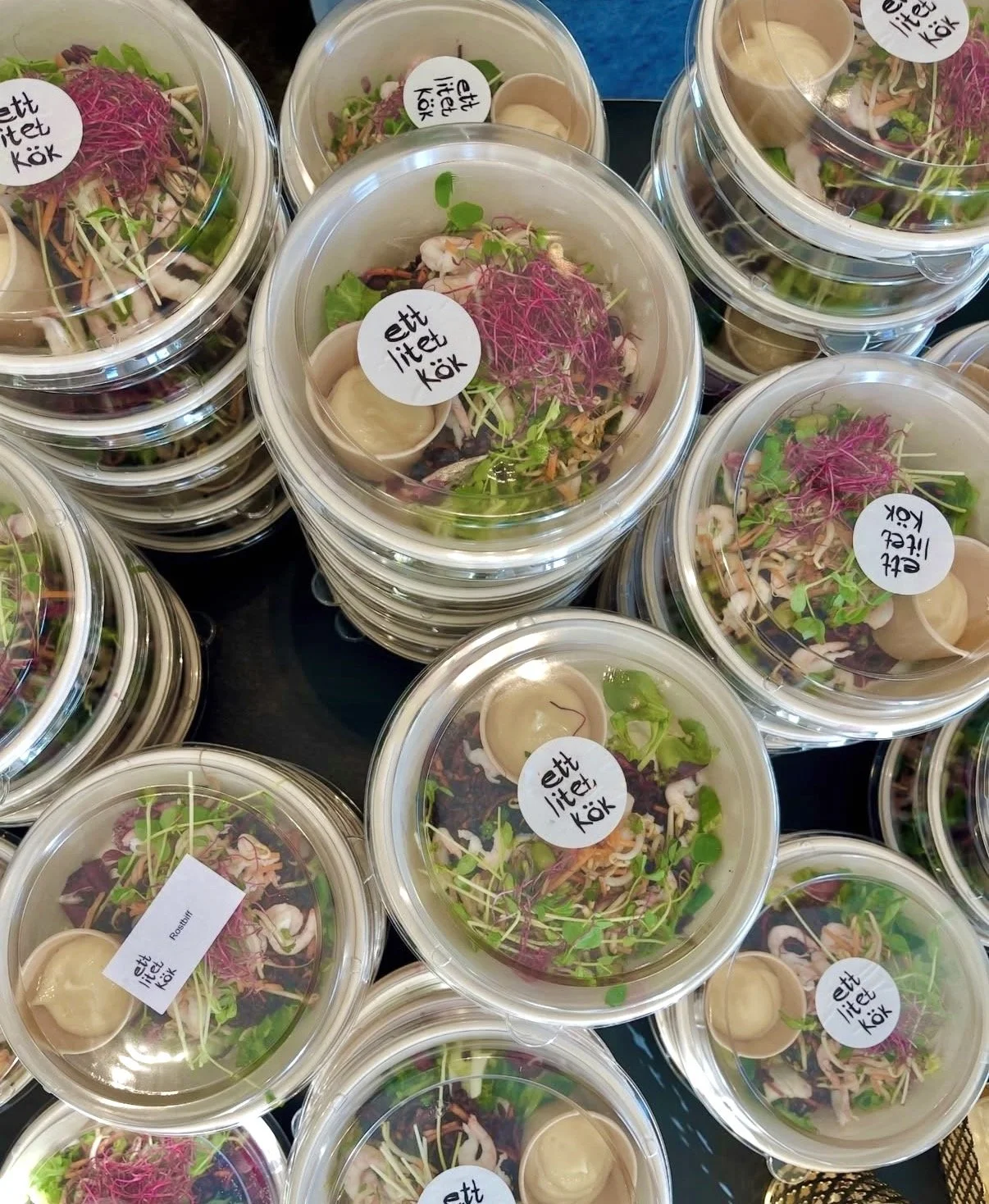 Asiatisk poke bowl med räkor, edamame och glasnudlar för lunch och catering i Stockholm