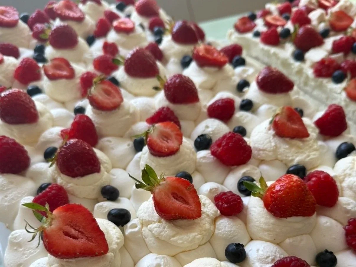 Pavlova med maräng, grädde och färska bär till fest och catering i Stockholm