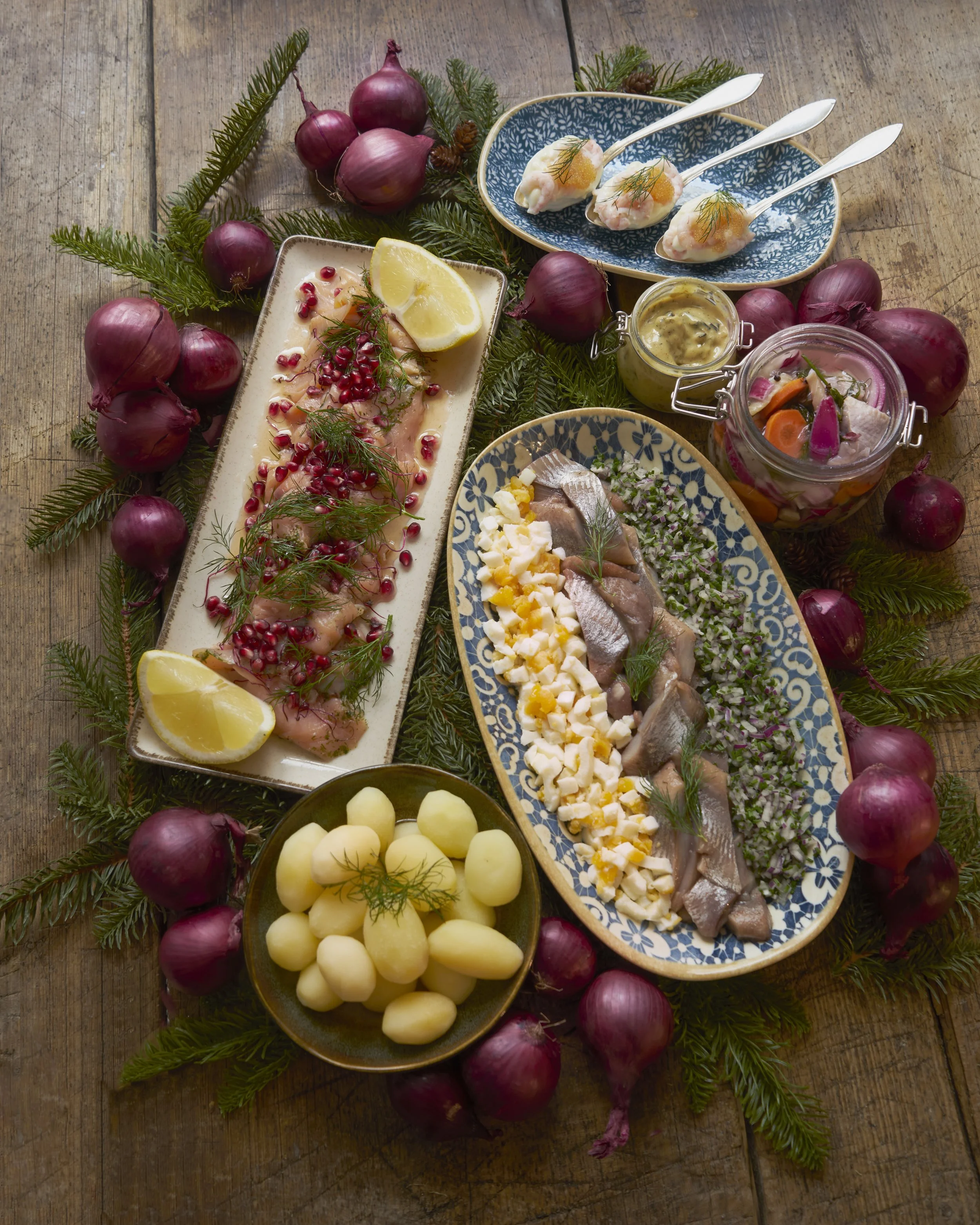 Julmat, julsill, sill, inlagd sill, räkor, matjessill, kokt potatis, rödlök, sillsallad, silltallrik, sillbricka, gravad lax, gravlax, citron, senapssill, löjrom, sillsexa