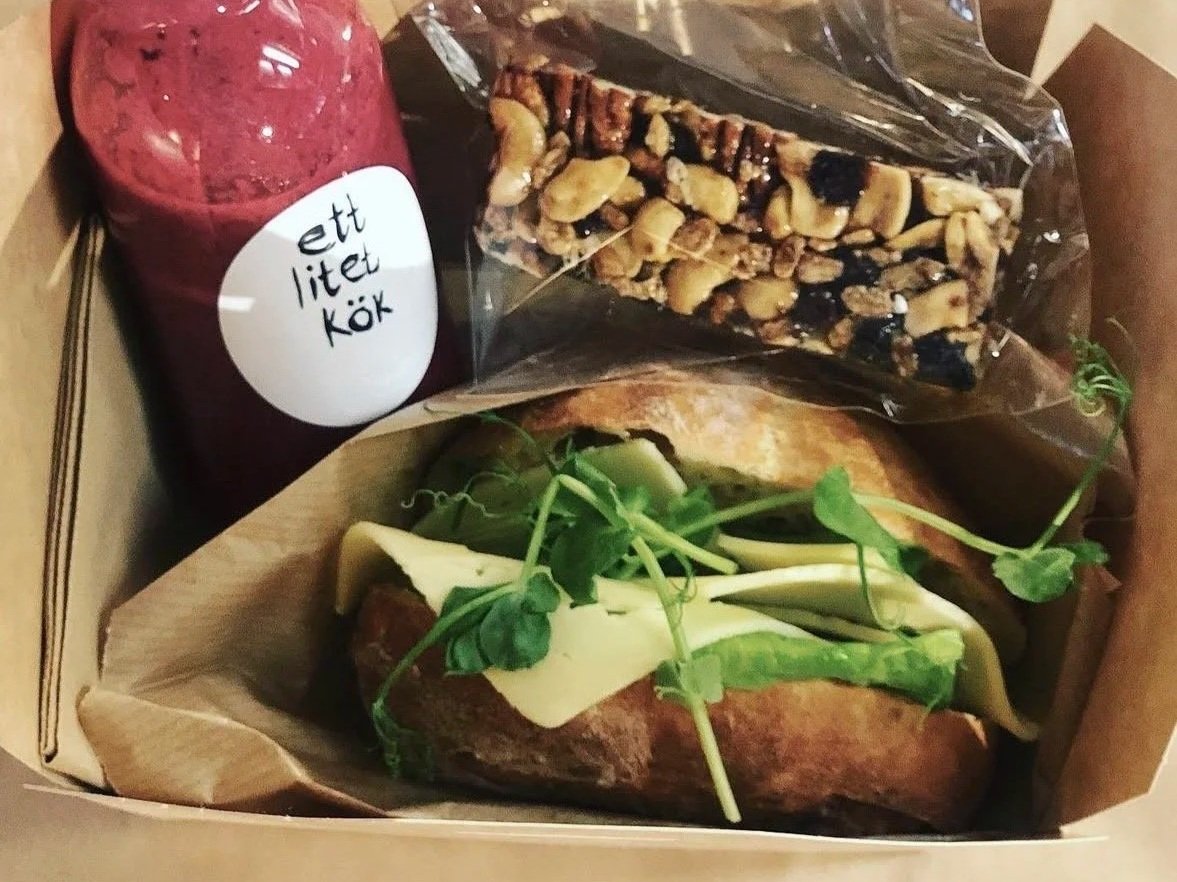 Frukostpaket med smoothie, fralla och nötbar för catering
