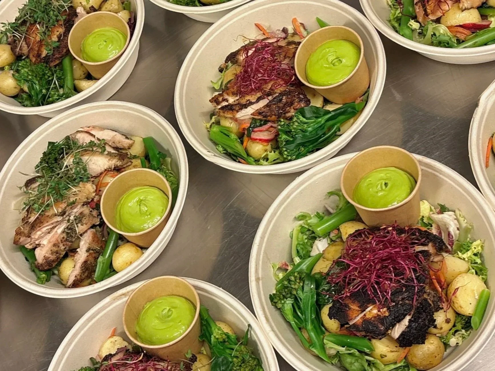 Fräscha sallader i portionsförpackningar för lunch och catering i Stockholm