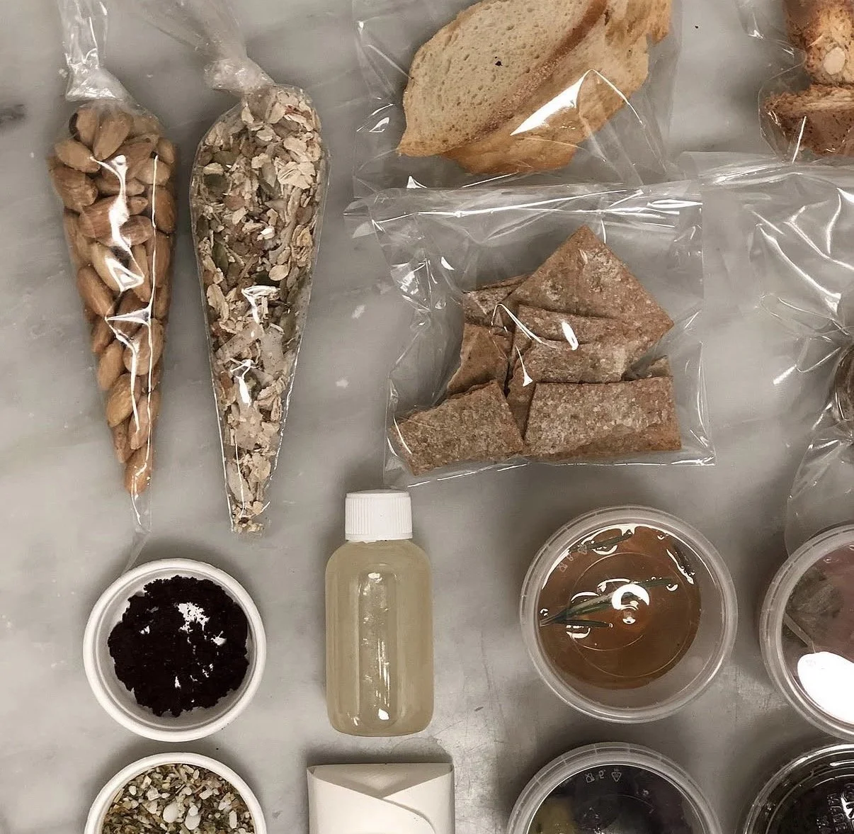 Mise en place med frön, nötter, marmelad och andra tillbehör inför catering i Stockholm