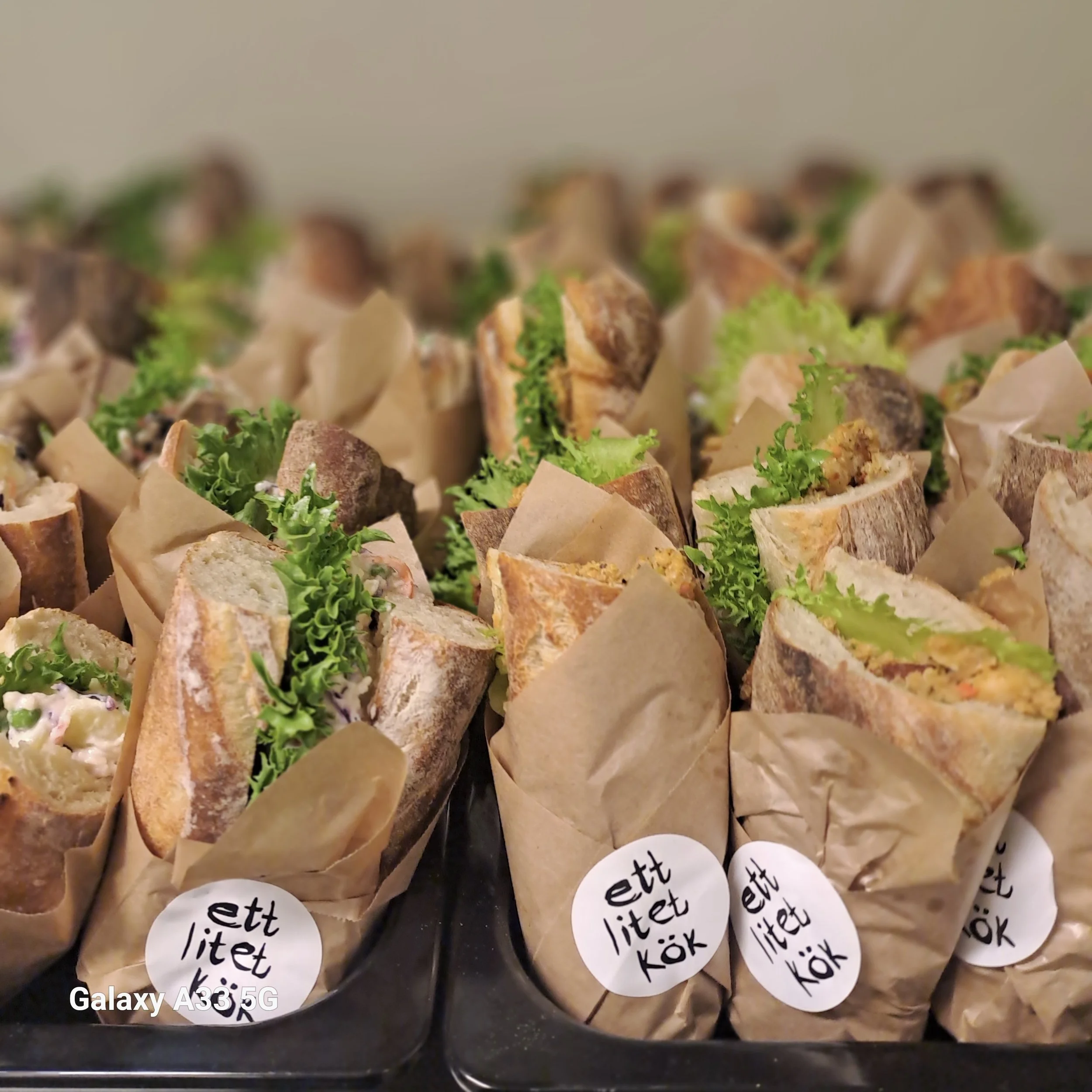 Matiga smörgåsar med olika fyllningar för lunch, möten och catering i Stockholm