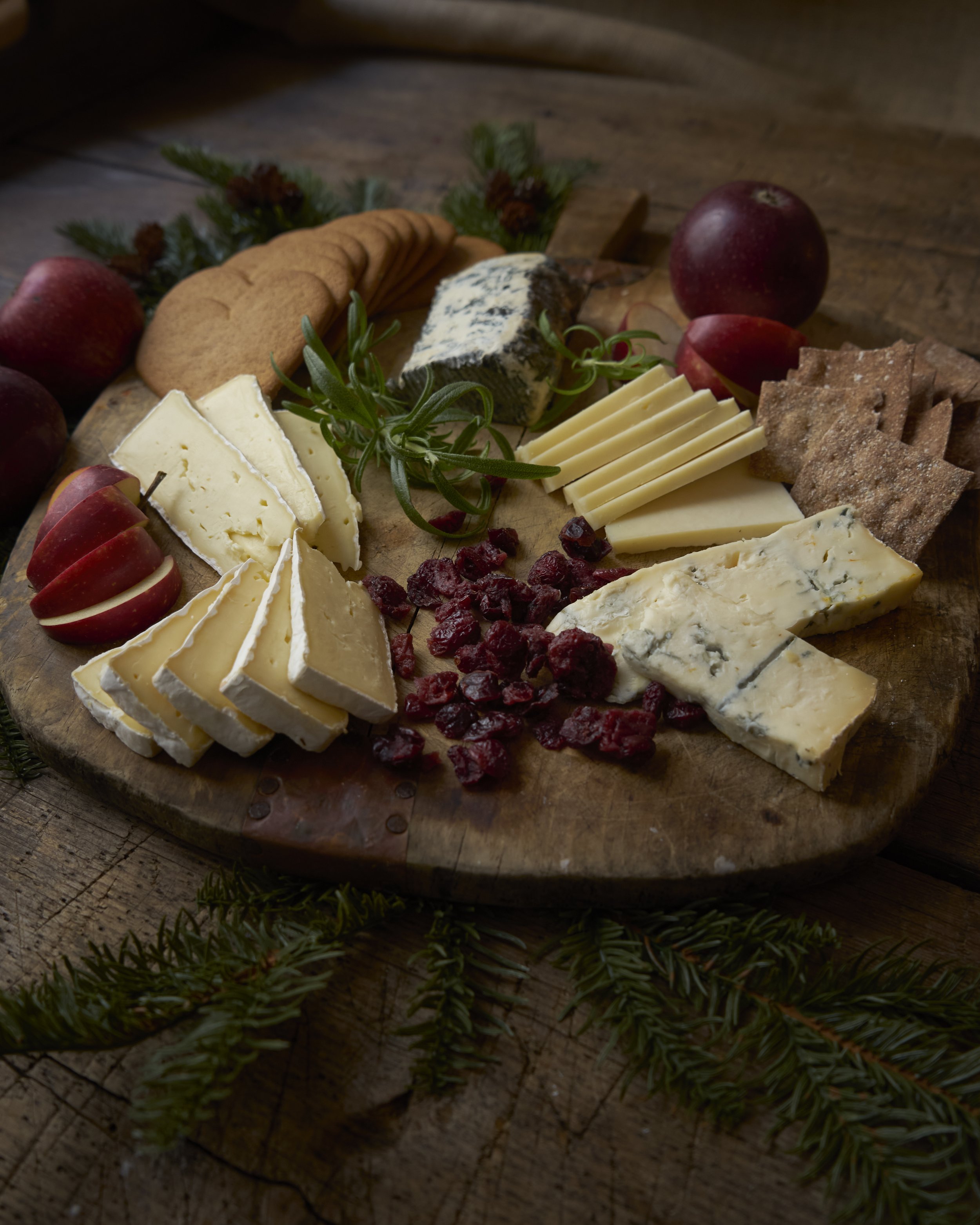 Julost, ostar, kex, äpplen, rosmarin, pepparkaka, grönmögelost, tranbär, brie