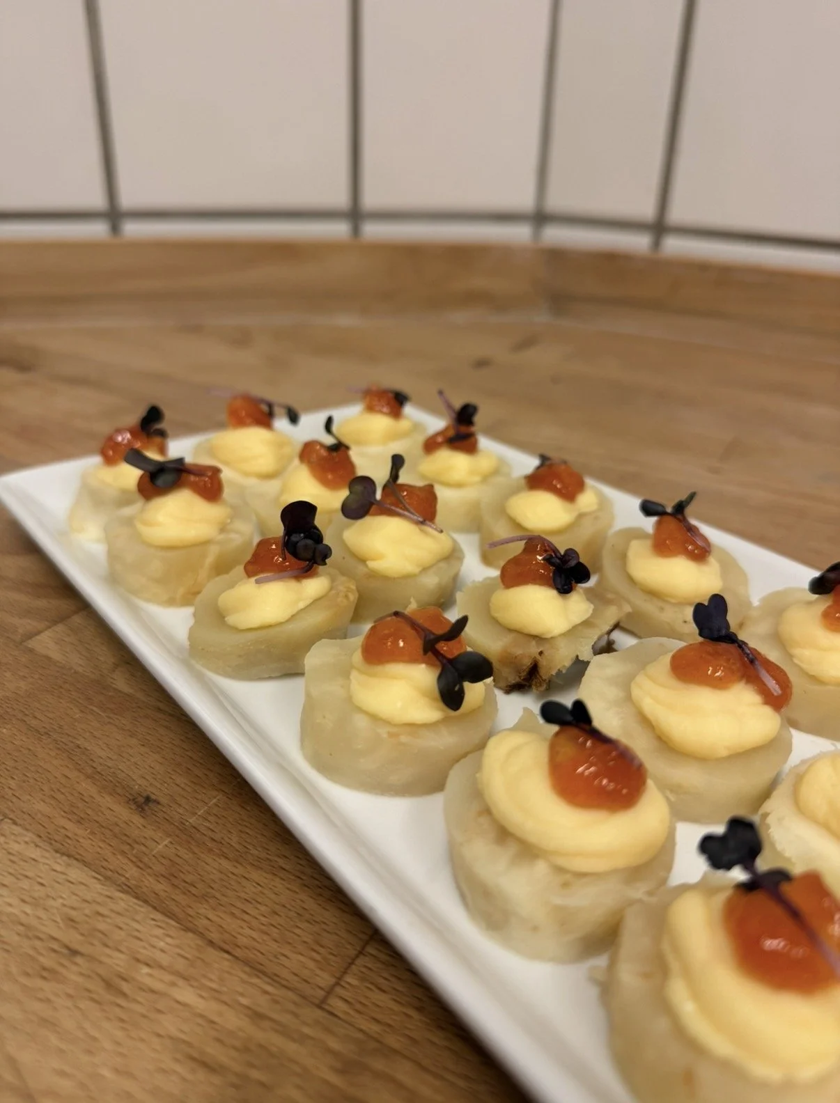 Små munsbitar med bakad rotselleri med ostkräm och kvittenmarmelad