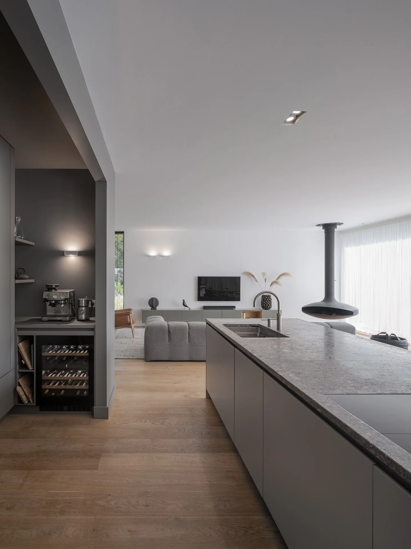      
  

 
  
    
 In het kort 
 Een  verbouwregisseur  is één vast aanspreekpunt dat de complete verbouwing aanstuurt: van ontwerp en vergunning tot planning, budgetbewaking en oplevering. Je hebt er echt een nodig zodra je project meerdere discip