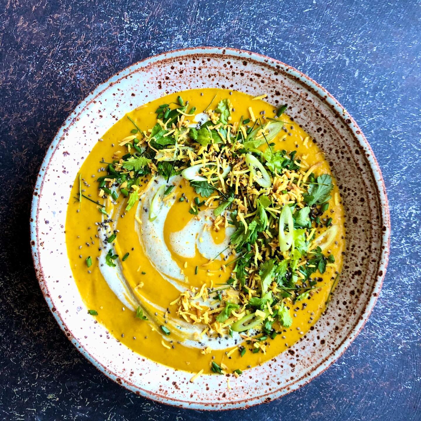 Creamy pumpkin and coconut soup with all my favourite Thai flavours. Topped with lots of yummy crunchy goodness!
And thanks to @paulinemeadeceramics for the stunning bowl!

Check out the recipe at www.dearfig.com

#pumpkinsoup #veganrecipes #plantbas