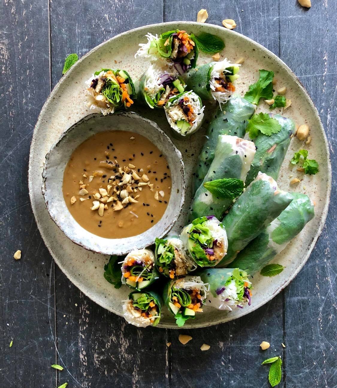 Vegan Rice Paper Rolls with Spicy Peanut Sauce - Pinch of Parsley