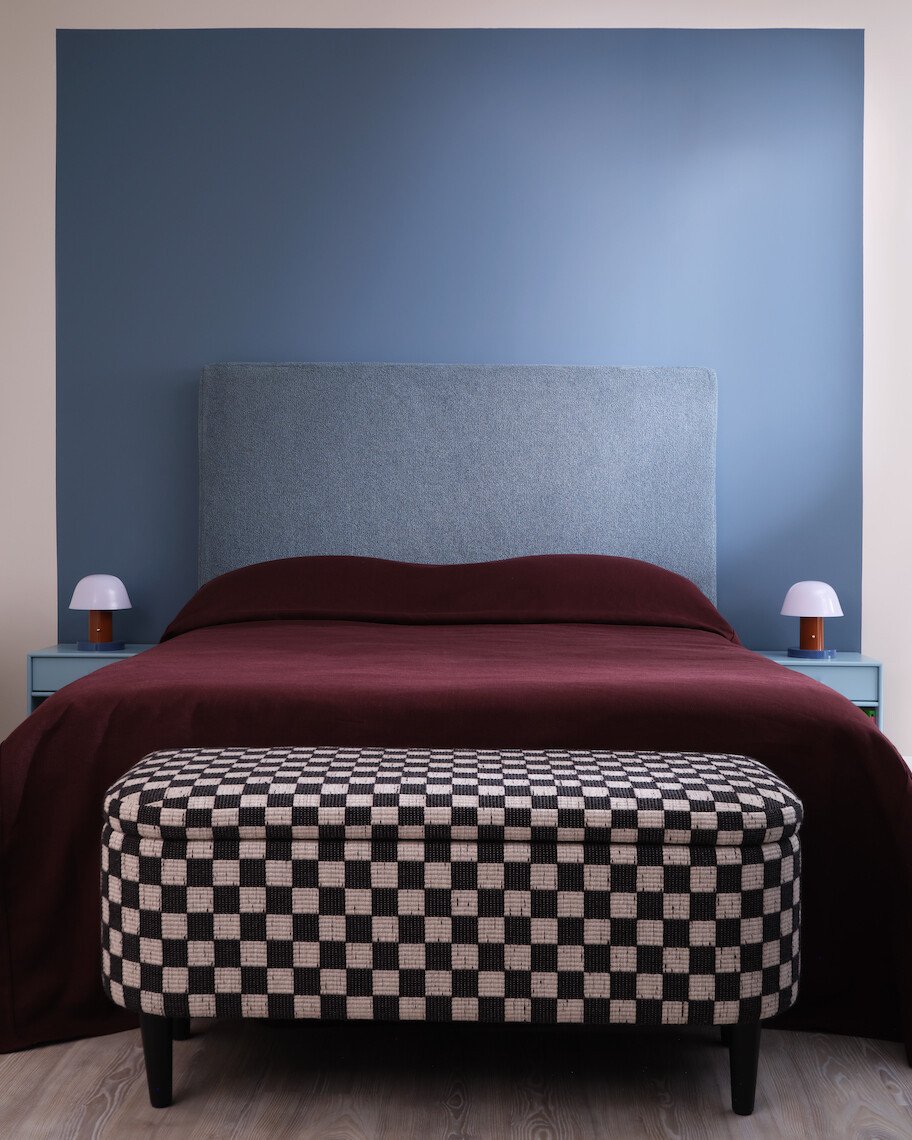 Three details of the bed at my recent project at Coppermaker Square featuring bespoke elements to bring the space together.

- Storage ottoman upholstered in Jeff @larsenfabrics
- Bed cover made in Chelsea II @kirkbydesign 100% linen
- Headboard cove
