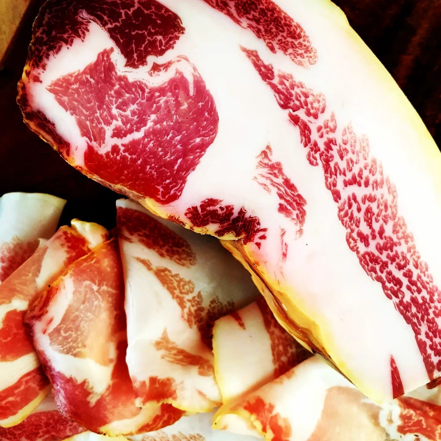 New addition to the line up is this incredible lomo from @somcharcuterie. Just check out that fat marbling 💪 and it tastes as good as it looks. 

Creamy pork fat, air dried for up to 8 weeks and delicately flavoured with toasted telicherry pepper an